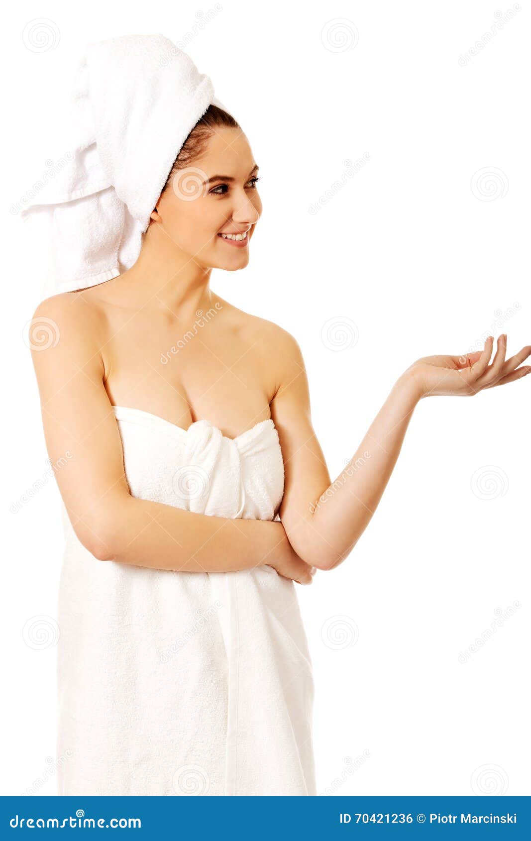 Обернутая полотенцем. Девушка в полотенце. Девушка завернутая в полотенце. Девушка замотанная в полотенце. Девушка с полотенцем в руках.