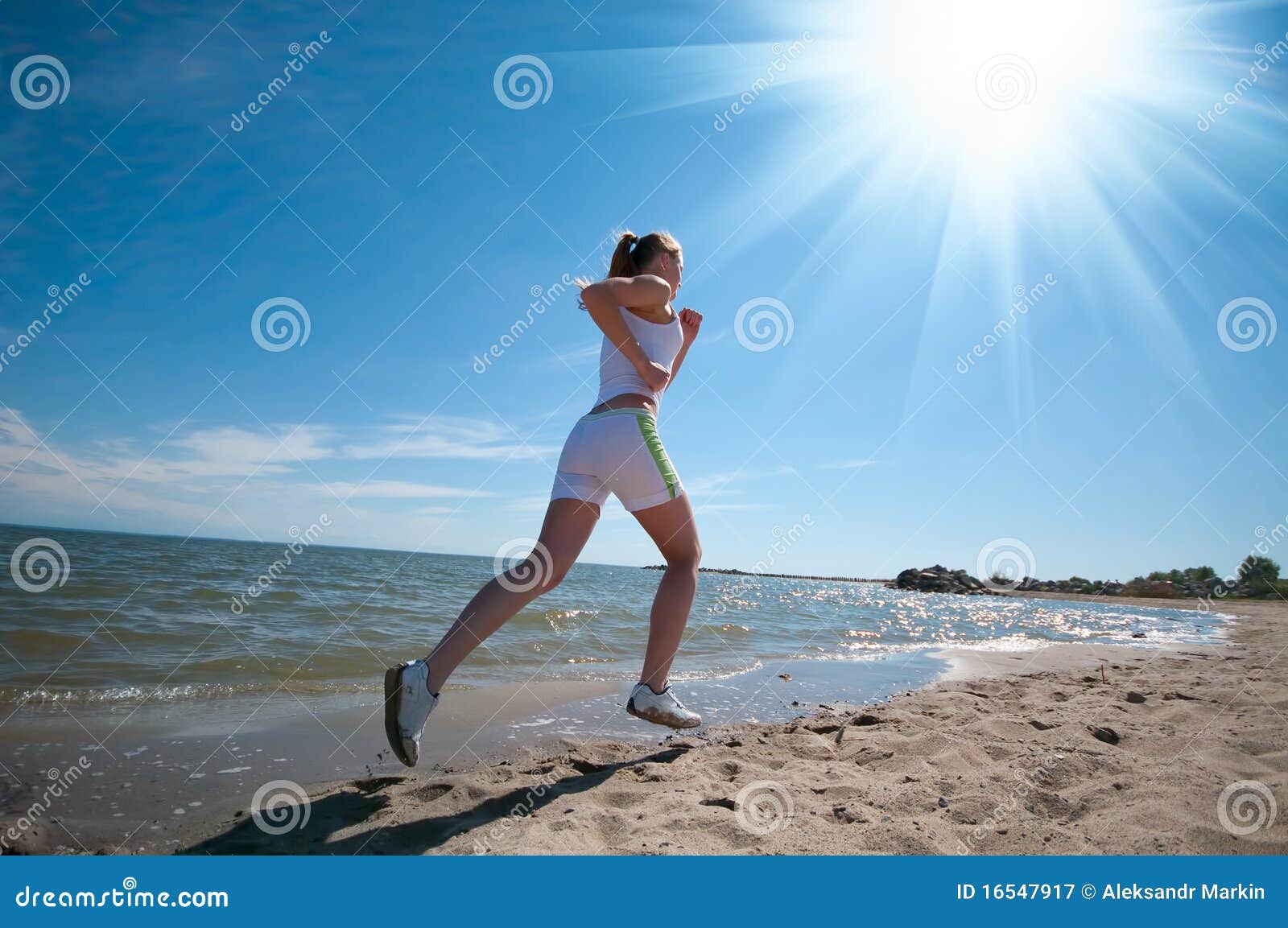 Волею неволей бегаем по морю. Фотосессия на берегу моря в спортивной одежде. Море спорта. Бегущая девушка картинки. На пробежку ходила на море.