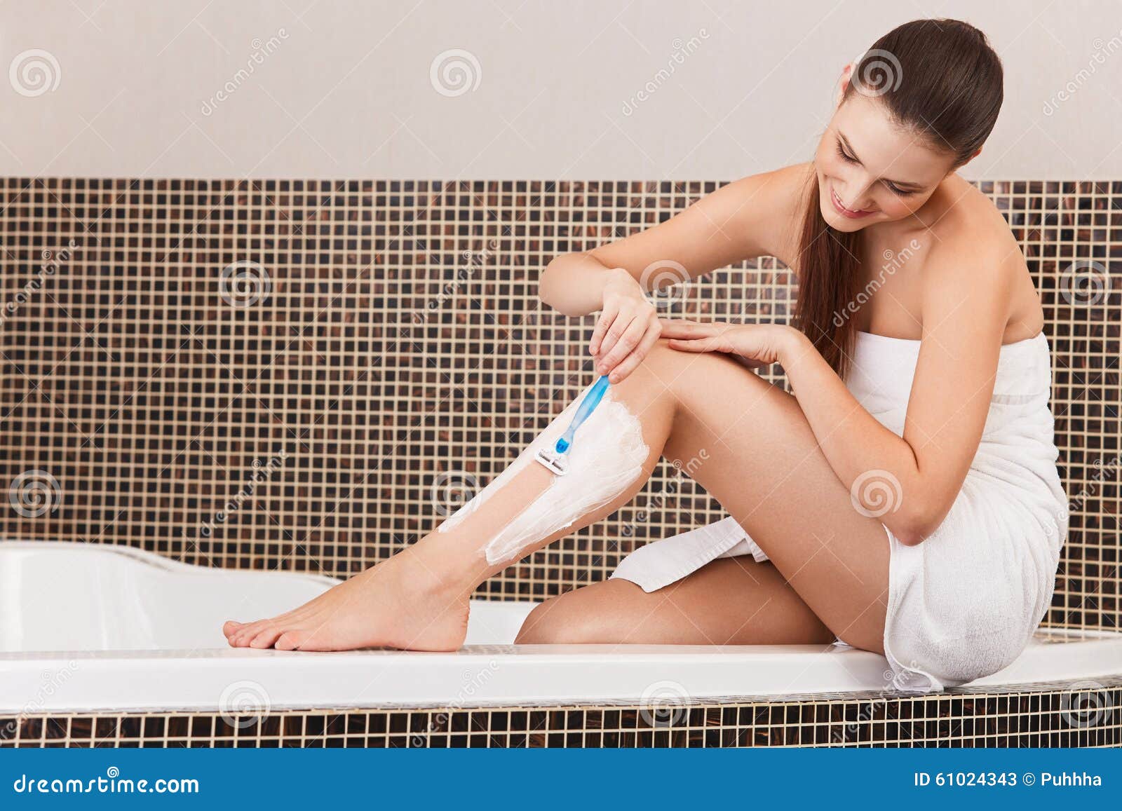 Мама бреет видео. Бритье ног. Женщина бреется в ванной. Бритье ног Венус. Бритье ног в ванной.
