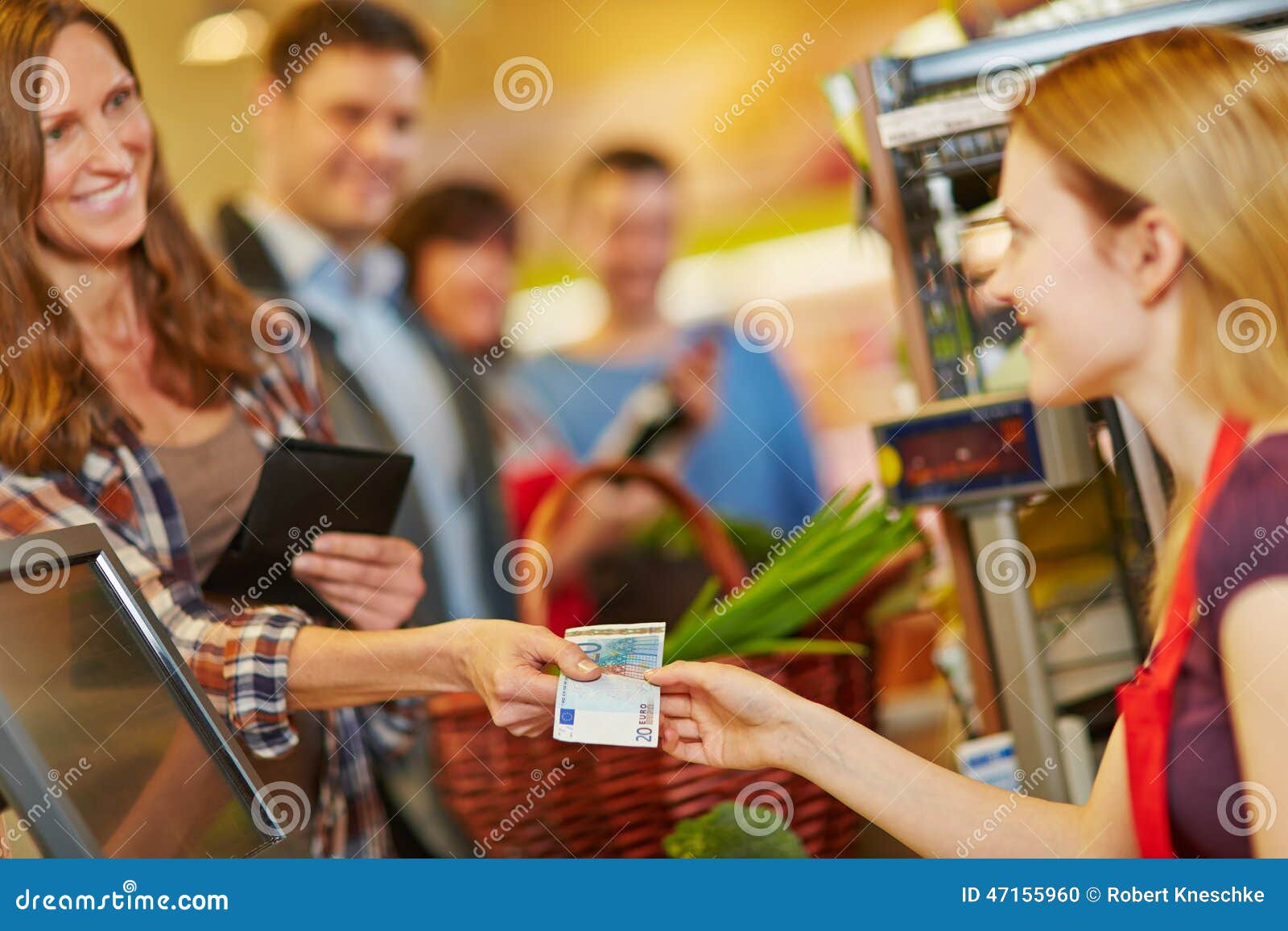 Mum go to the shops. Оплата на кассе. Расплачивается в магазине. Наличные на кассе. Человек с деньгами на кассе.