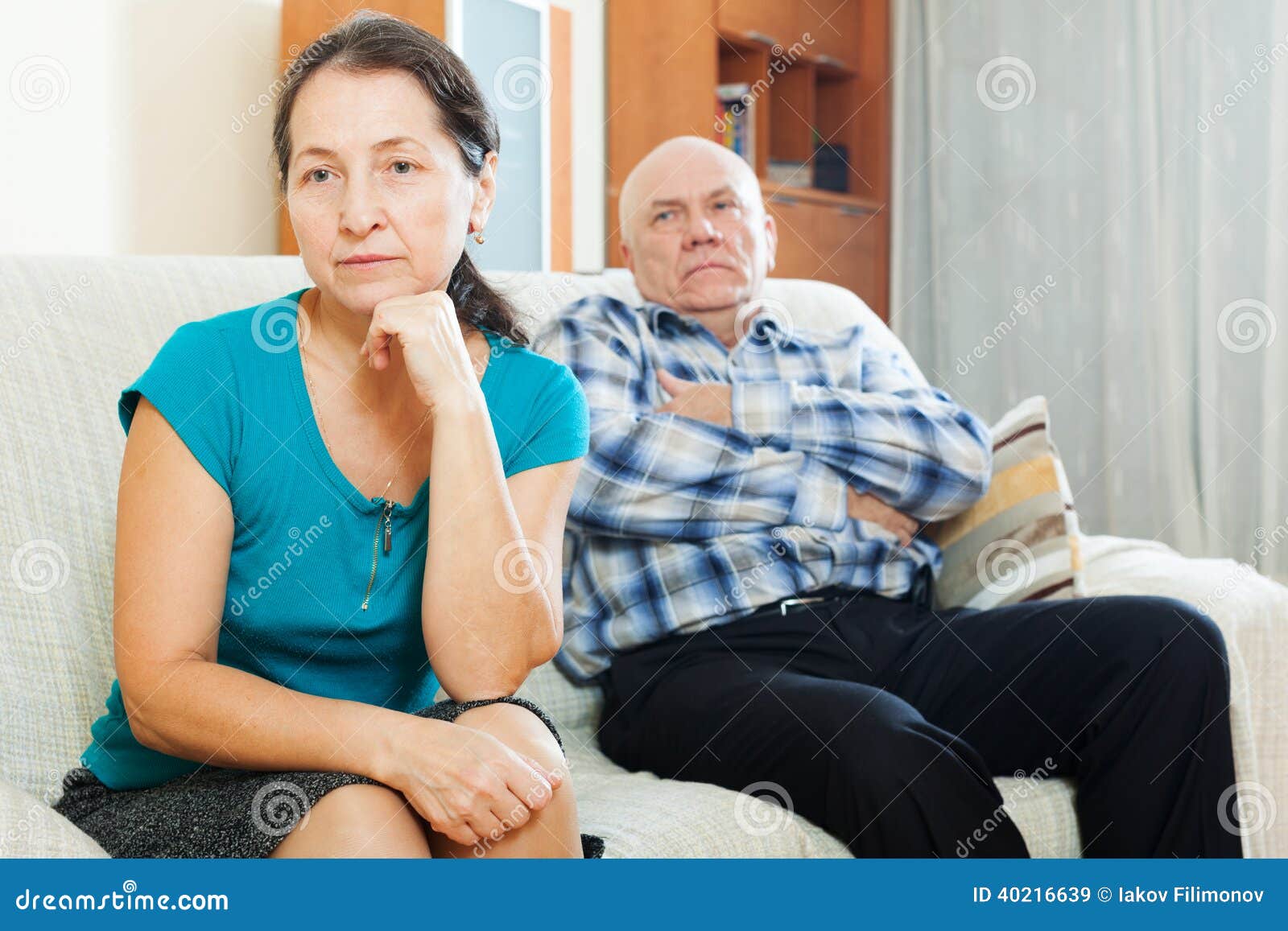 Пожилых жен мужья снимают. Пожилая пара ссора. Фото пожилая пара в ссоре. Пожилые люди поссорились. Ссора пожилых супругов.