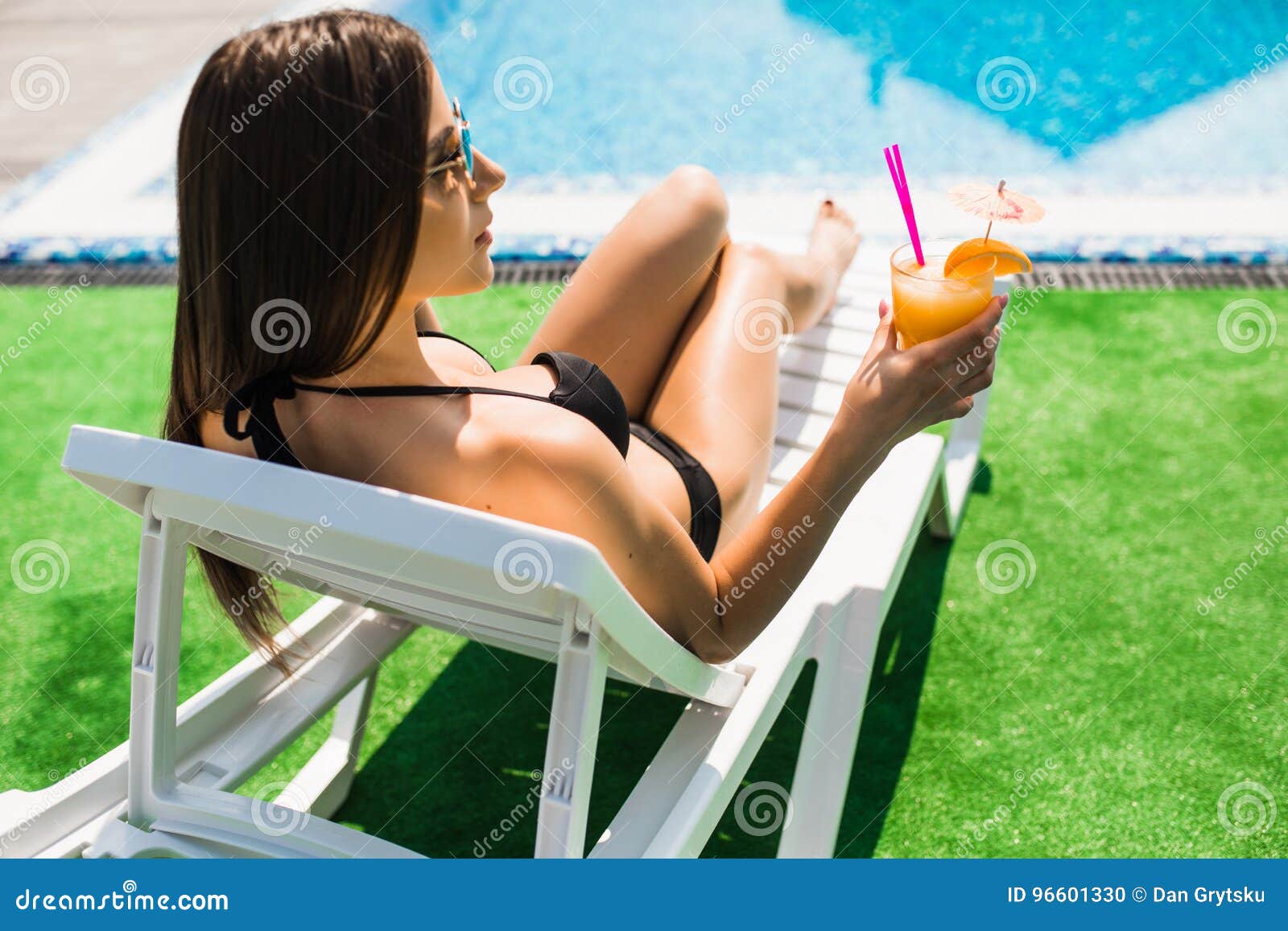 Рассказ вика нежилась на шезлонге. Девушка на шезлонге. Рассказ вика нежилась на шезлонге. Девушка на лежаке. Девушка на шезлонге.