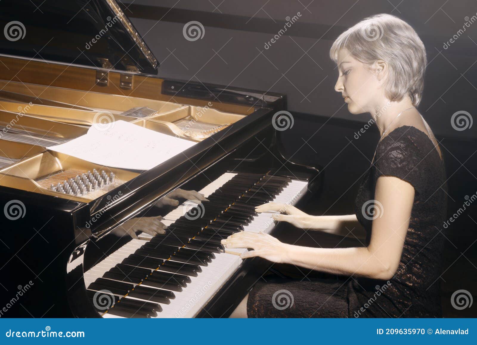 Does he play the piano. Великая пианистка женщина. Игра на пианино классика. Современные российские пианистки женщины.