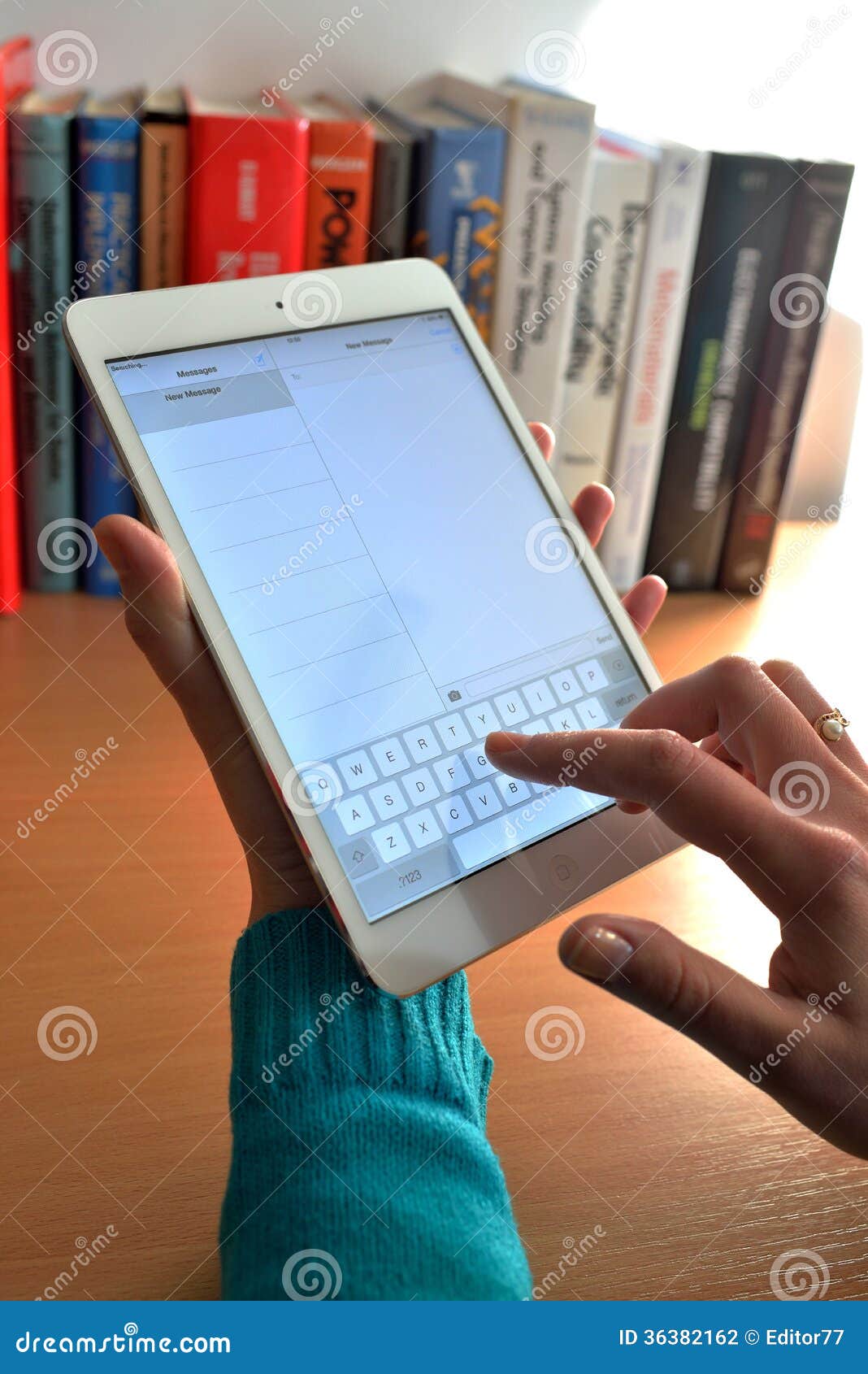 Женщина писать сообщение на Ipad Редакционное Фотография - изображение  насчитывающей экран, технология: 36382162