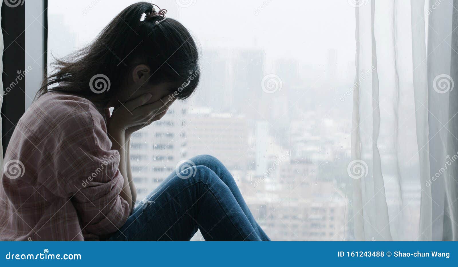 Пугачева женщина плачет у окна