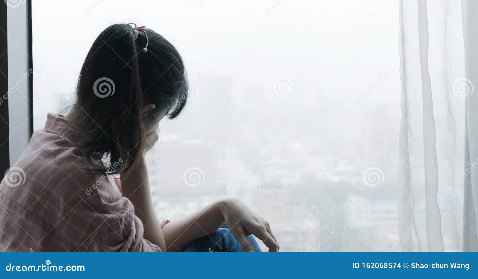 Пугачева женщина плачет у окна