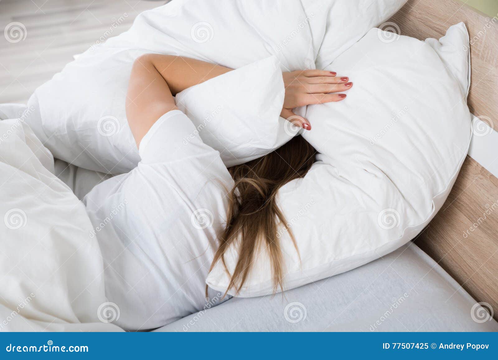 Кричат в постели. Оля Болгурцева. Девушка лицом в подушку. Девушка с подушкой на голове. Спать лицом в подушку.