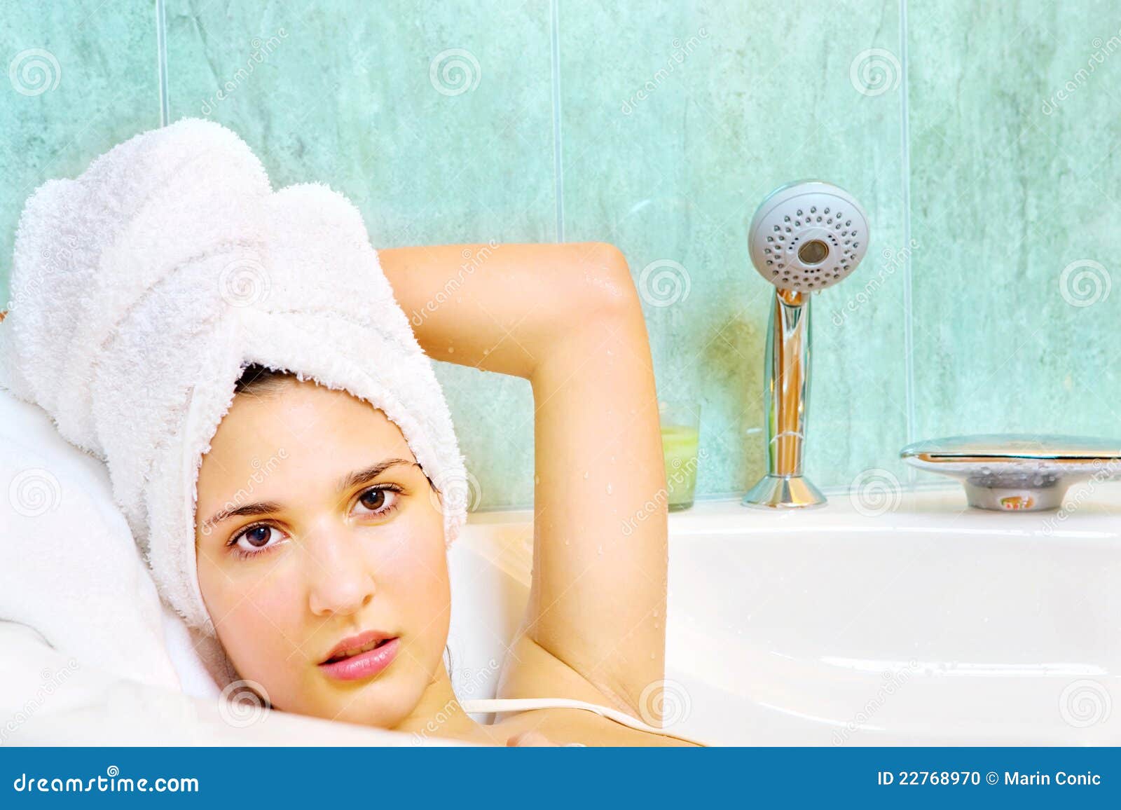 Женщина после ванной. Девушка в полотенце в ванной. Женщина с полотенцем на голове. Девушка после ванной. Мытая голова в полотенце.