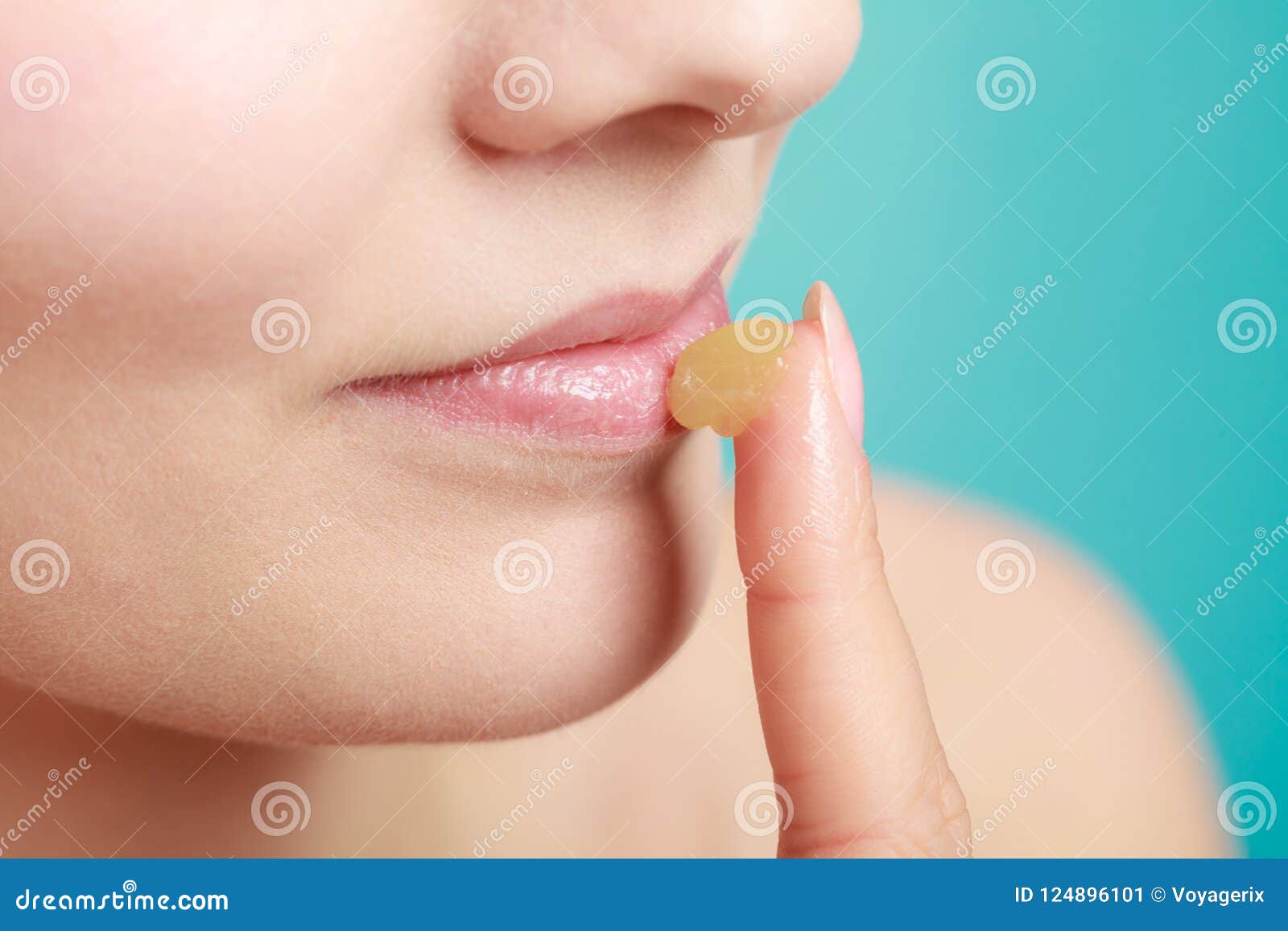 Мазать губы гигиенической помадой
