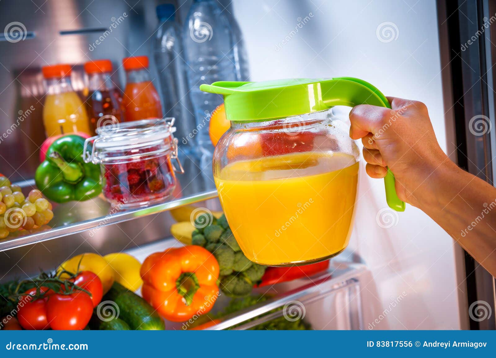 There some juice in the fridge. Сок в холодильнике. Апельсиновый сок хранение в холодильнике. Смузи в холодильнике. Соки воды.