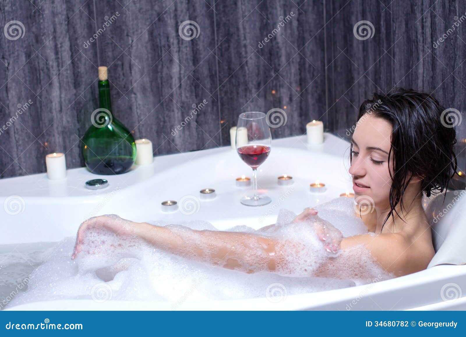 Жена купается в ванной. Девушка в джакузи. Ванна с шампанским. Девушка в джакузи с вином. Женщина в ванной с шампанским.