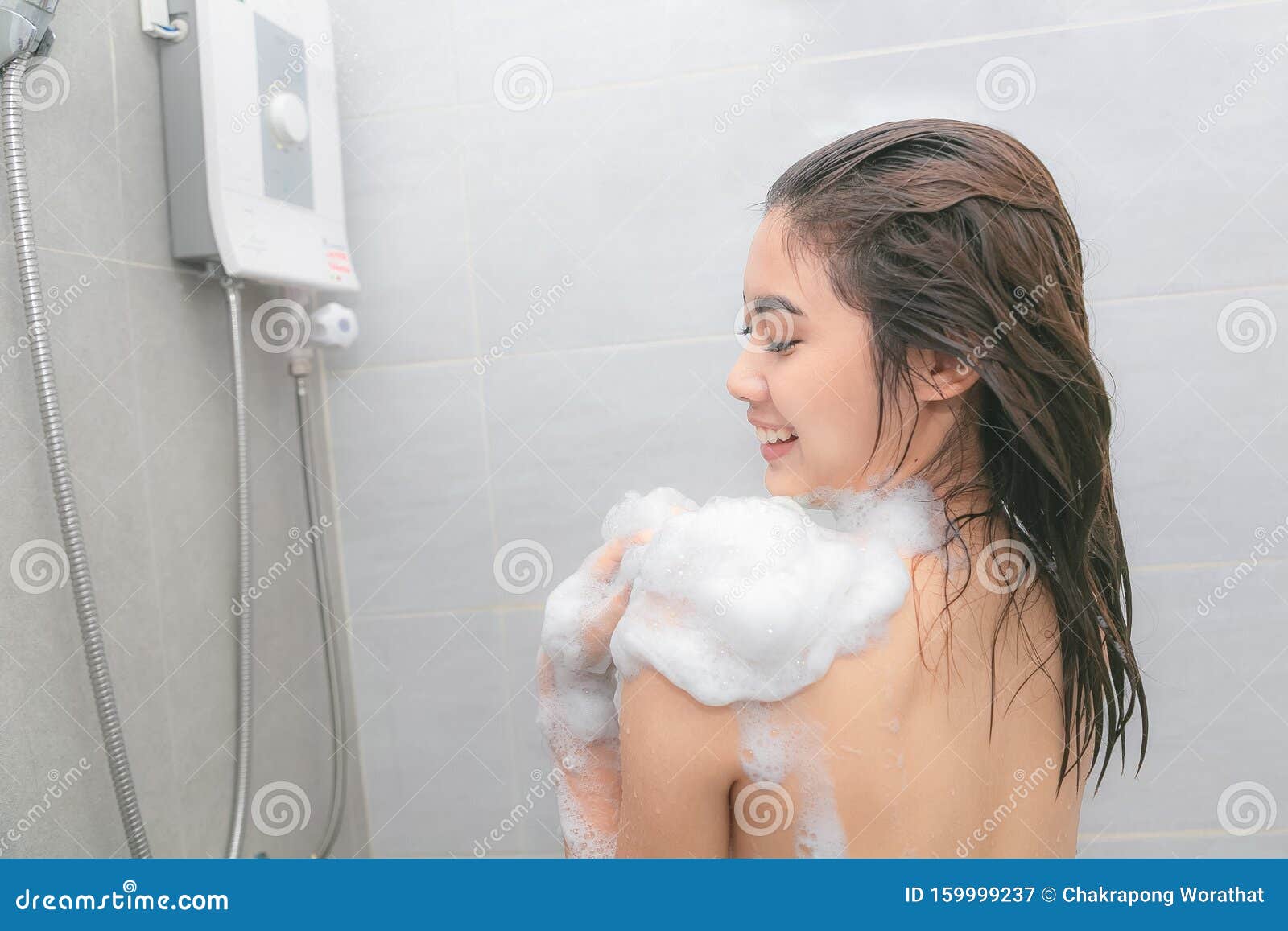 Принимает душ женщина в положении