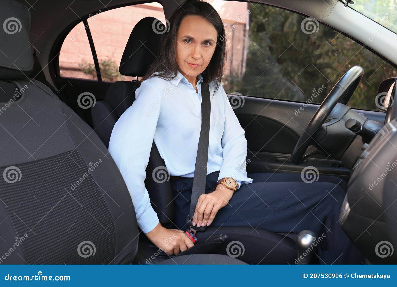 Женщины под ремнем безопасности в авто