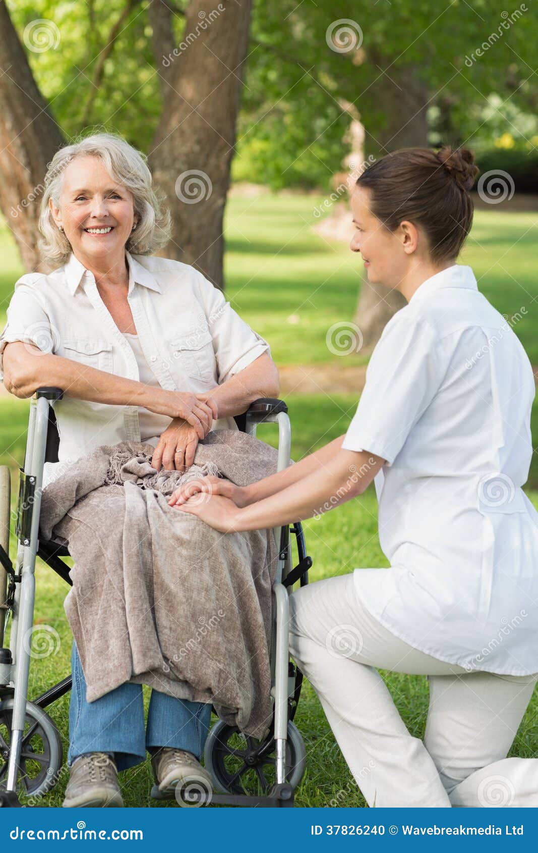 мама сидела откинувшись в кресле