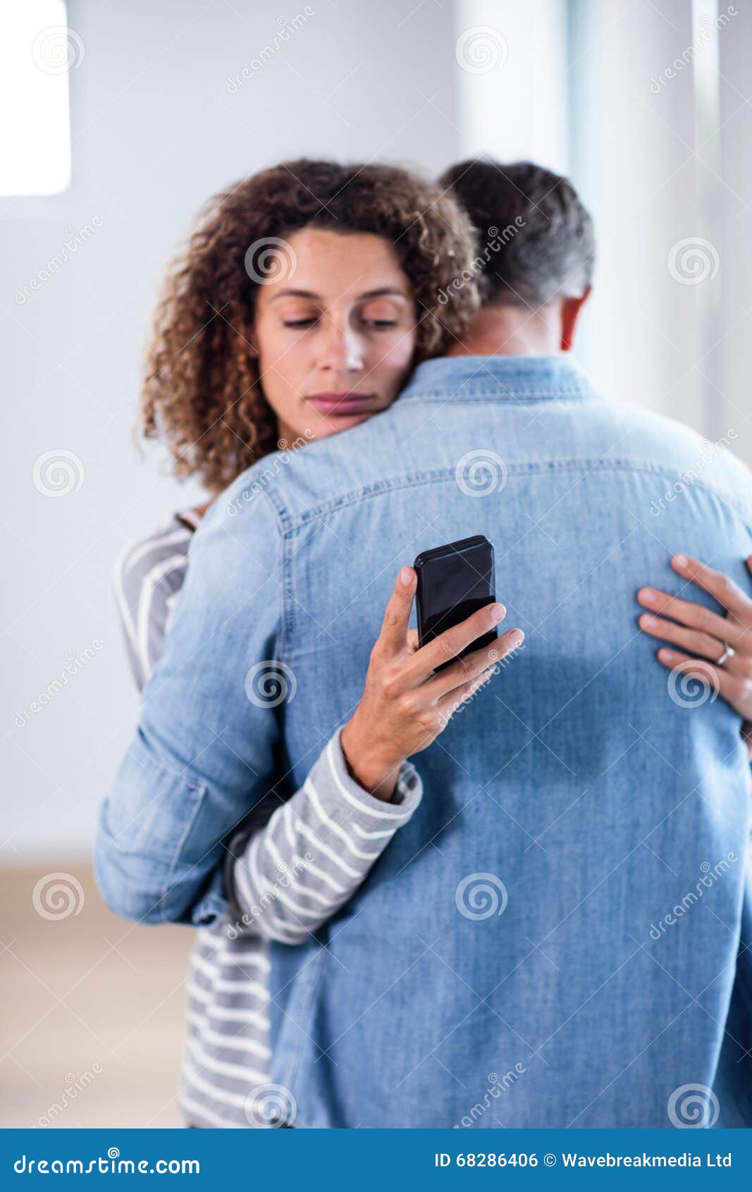 Контроль телефона жены. Человек обнимает телефон. Обнимаются с телефонами. Женщина в обнимку с телефоном. Объятия с телефоном.