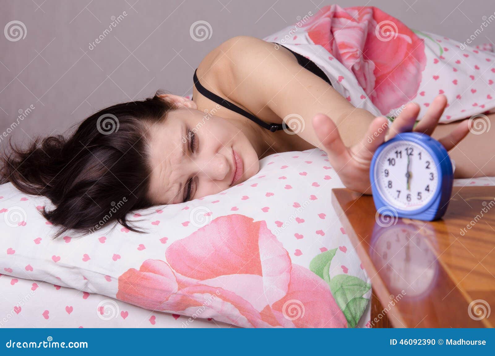 Как проснуться через час. Девушка в постели с будильником. Девушка в кровати с будильником.