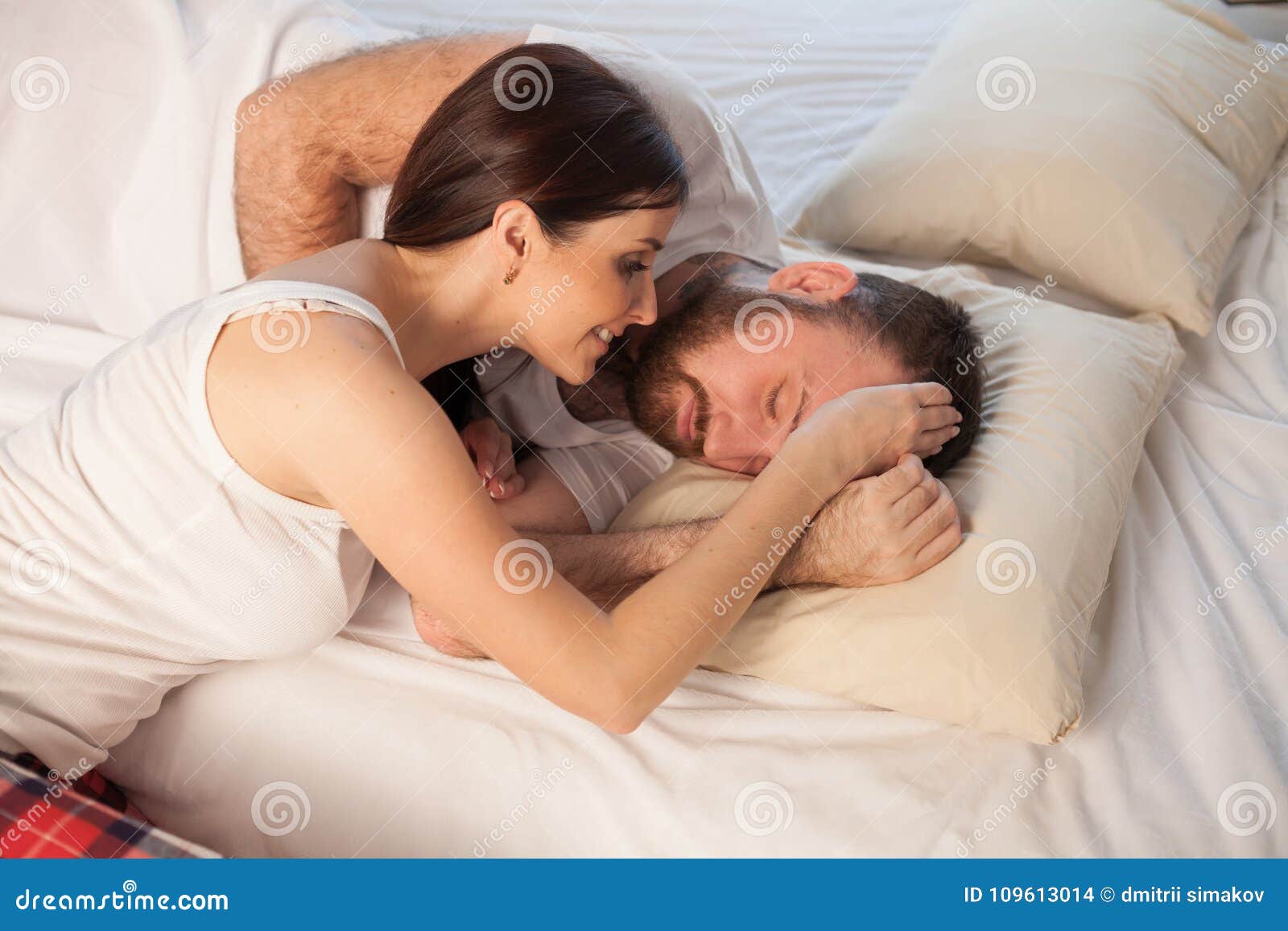Спящий муж на скрытую. Поцелуй с женой в кровати. Целует спящую жену. Радовать свою жену в постели. Молодые муж и жена спят.