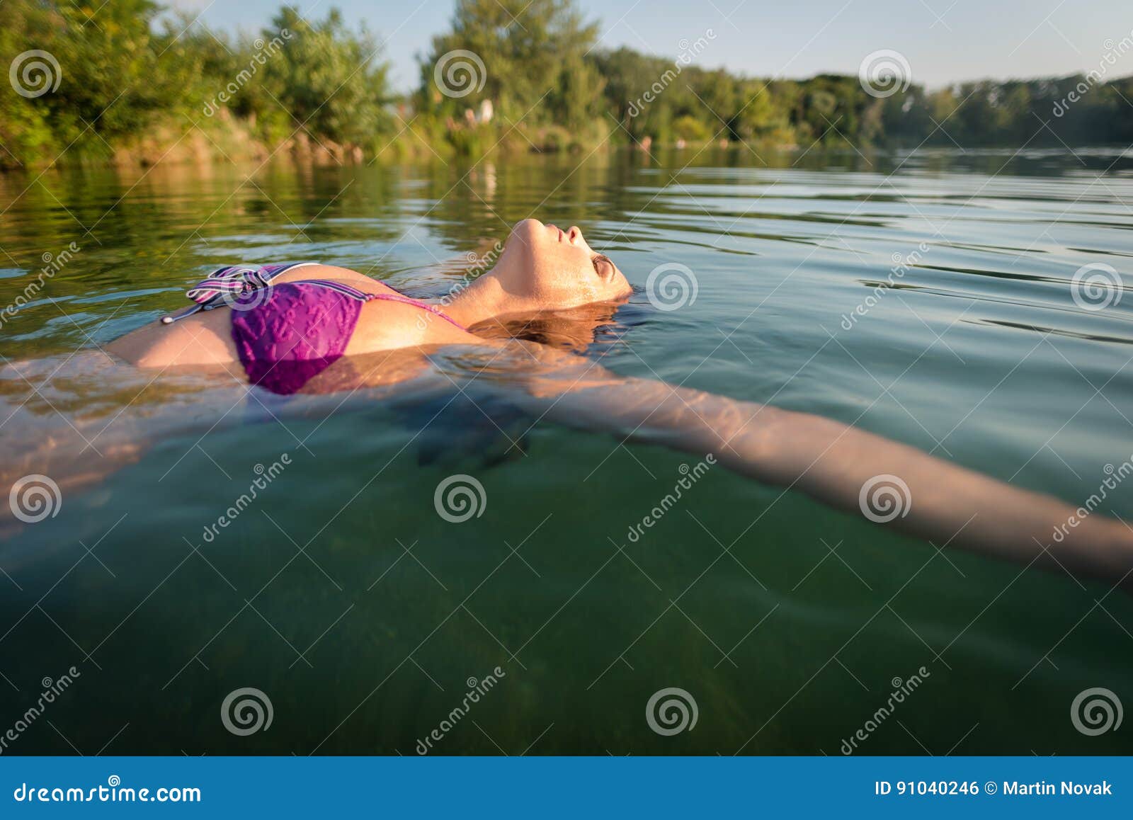 Она плавала в озере. Женщина плавает в озере. Плаванье озеро девушка. Озеро девушка по середине. Озеро бикини.