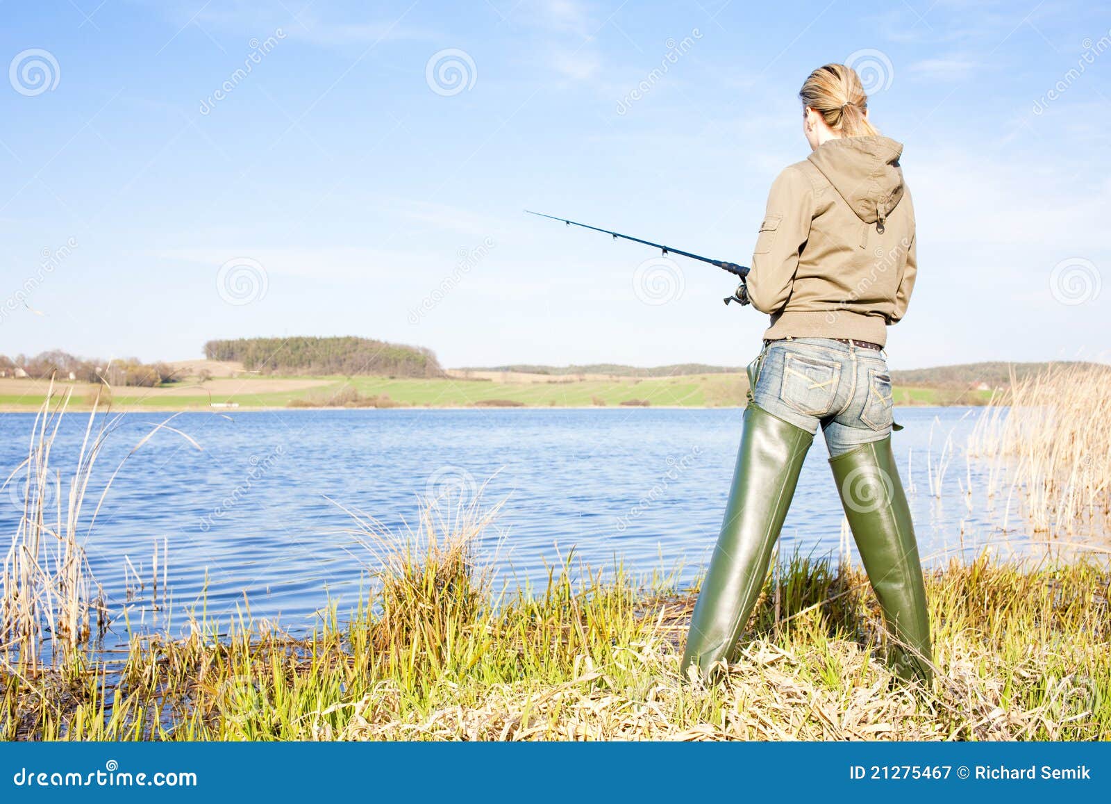 Работа в озерах свежие. Женщины на рыбалке. Сапоги для рыбалки для женщин. Летняя рыбалка женщины.
