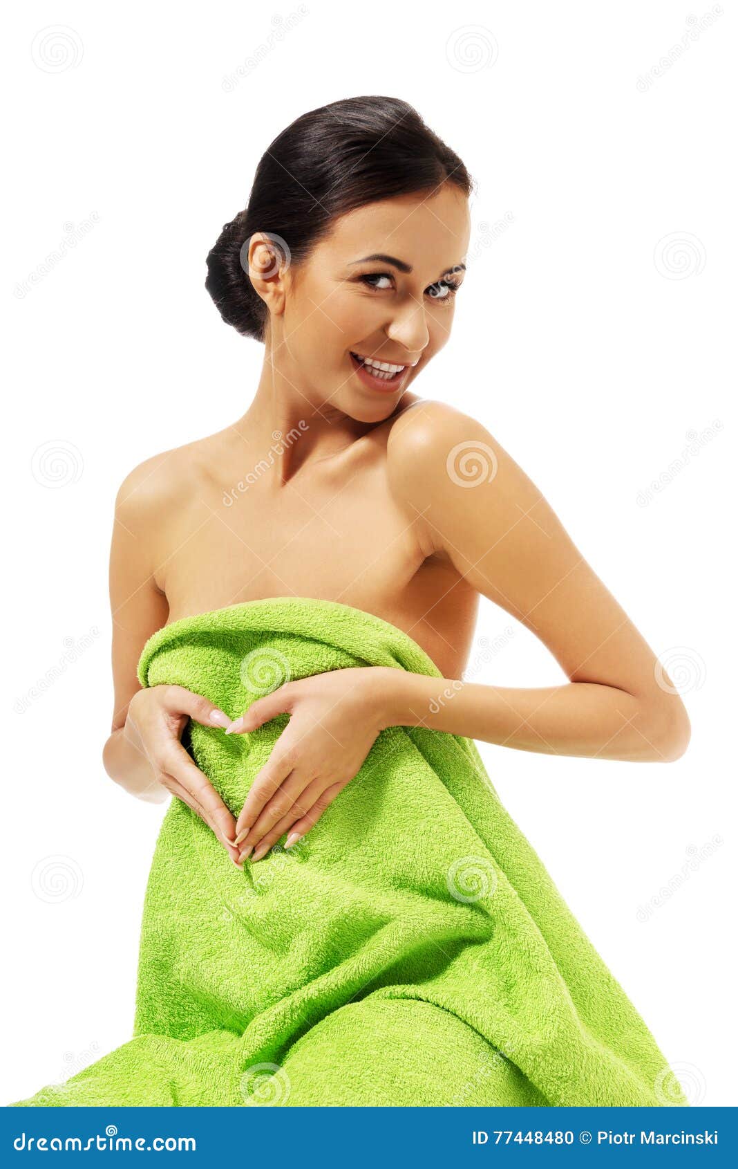 Ходит в полотенце. Девушка завернутая в полотенце. Девушка обёрнута в палатенце. Девушка замотанная в полотенце. Девушка обернутая в полотенце.