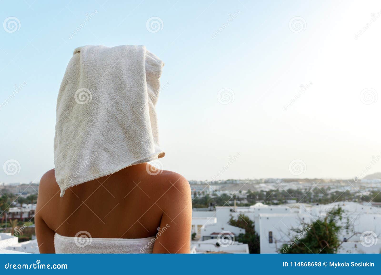 Ходит в полотенце. Девушка в полотенце со спины. Девушка с полотенцем на голове со спины. Девушка с полотенцем на голове.