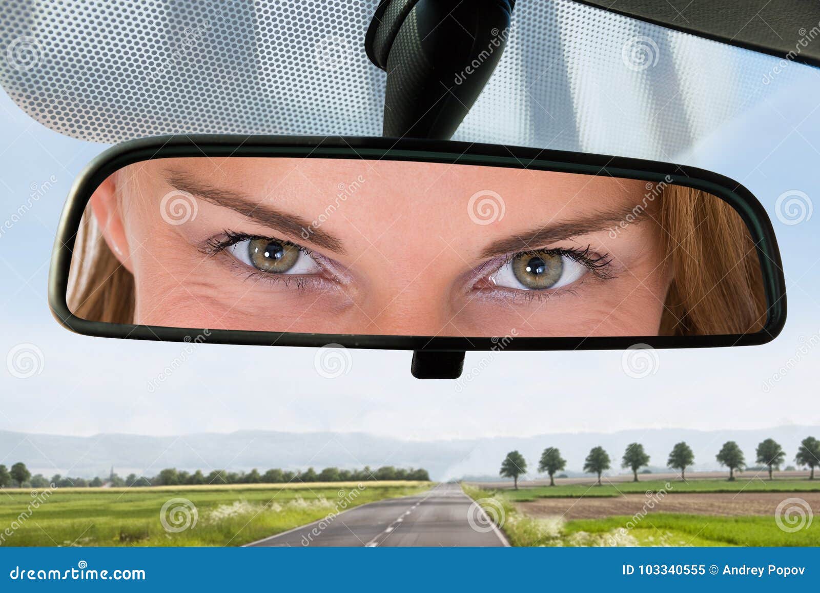 Водитель смотрит в зеркало. Глаза на зеркала авто. Взгляд в зеркале машины.