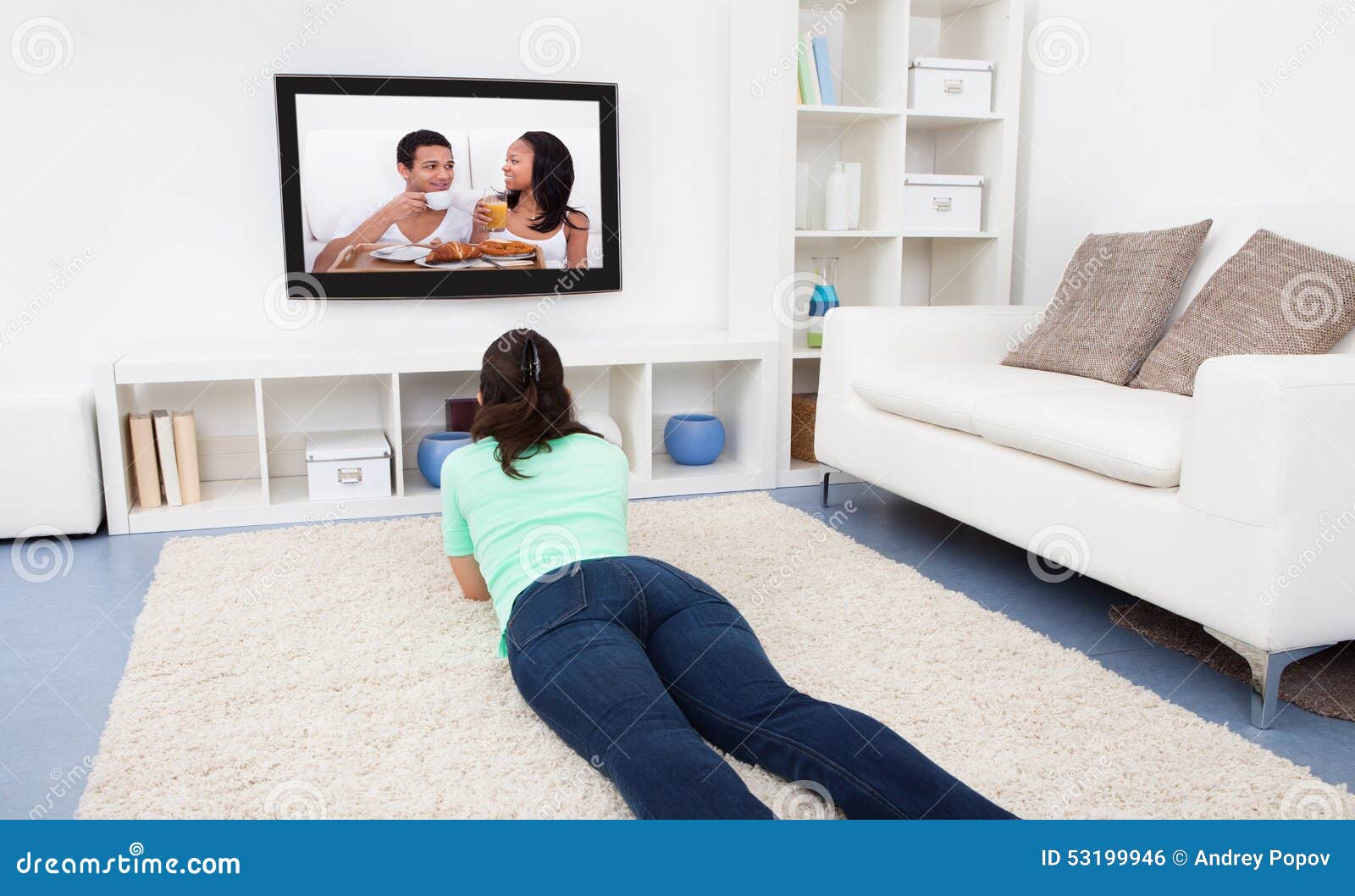 Пока муж смотрит телевизор жена