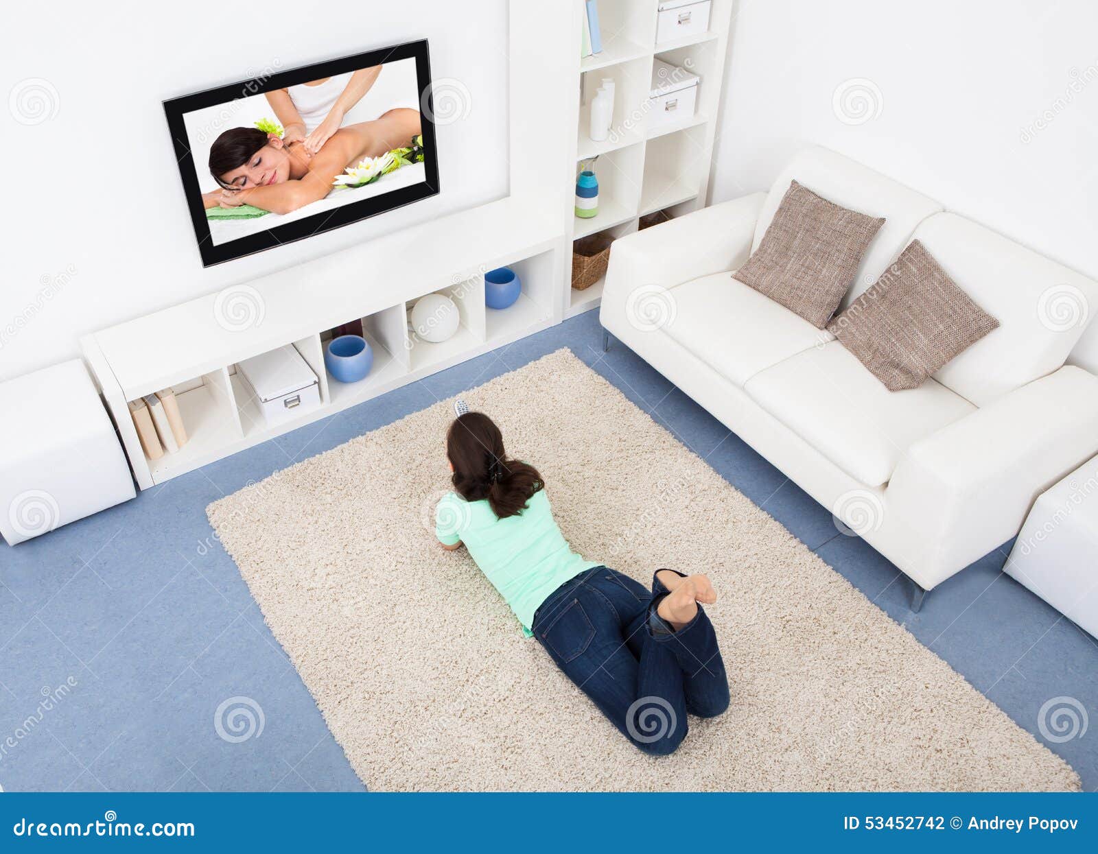 Читать лежа вредно лежа на горячем песке. Валяется под телевизором. Женщина смотрит телевизор лежа. Лежа у телевизора картинки. Телевизор лежит на полу.