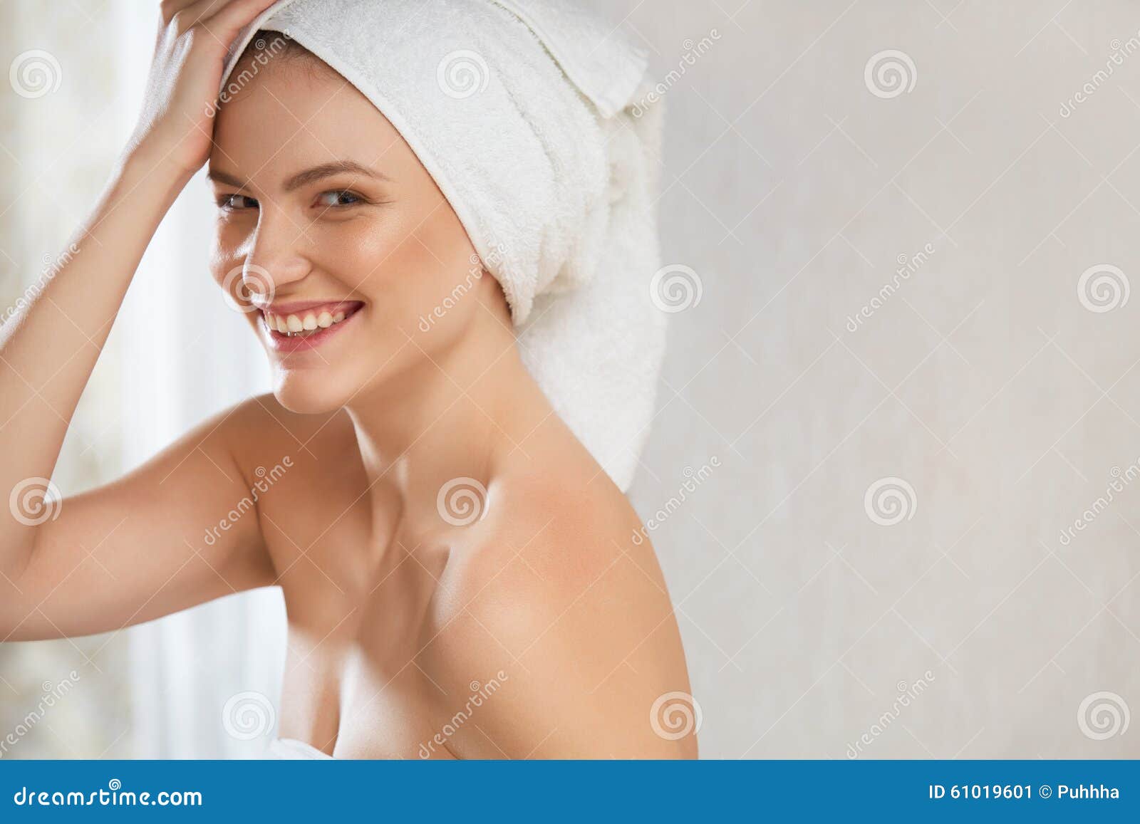 Ходит в полотенце. Девушка в полотенце. Полотенце для волос. Фотомодели в полотенцах на голове. Девушка в полотенце Эстетика.