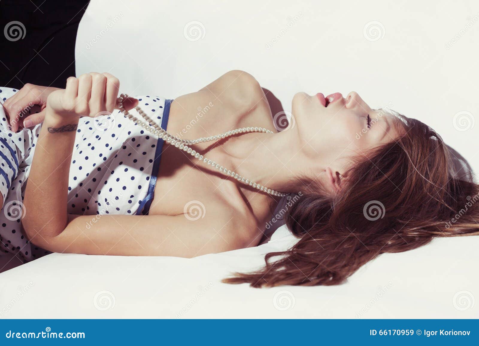 Женщина стонать в экстазе стоковое изображение. изображение насчитывающей  волосы - 66170959