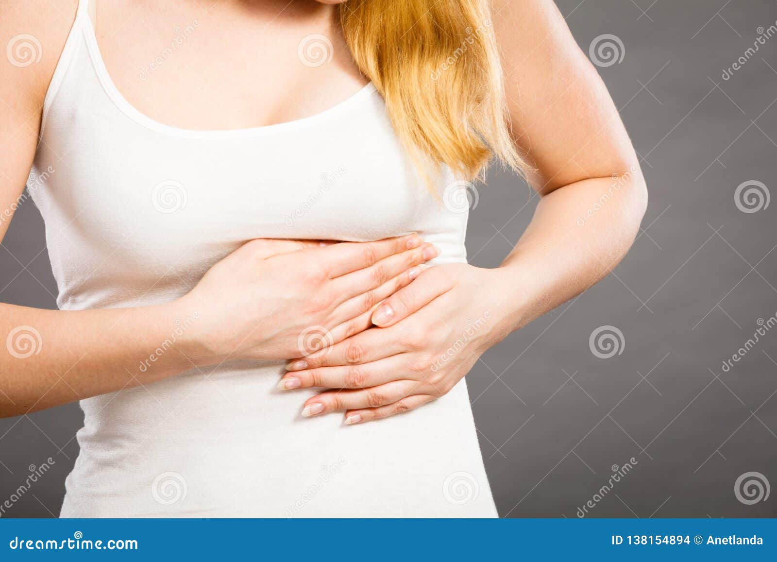 Женщина страдая от острой боли в груди Стоковое Фото - изображение  насчитывающей давление, рука: 138154894