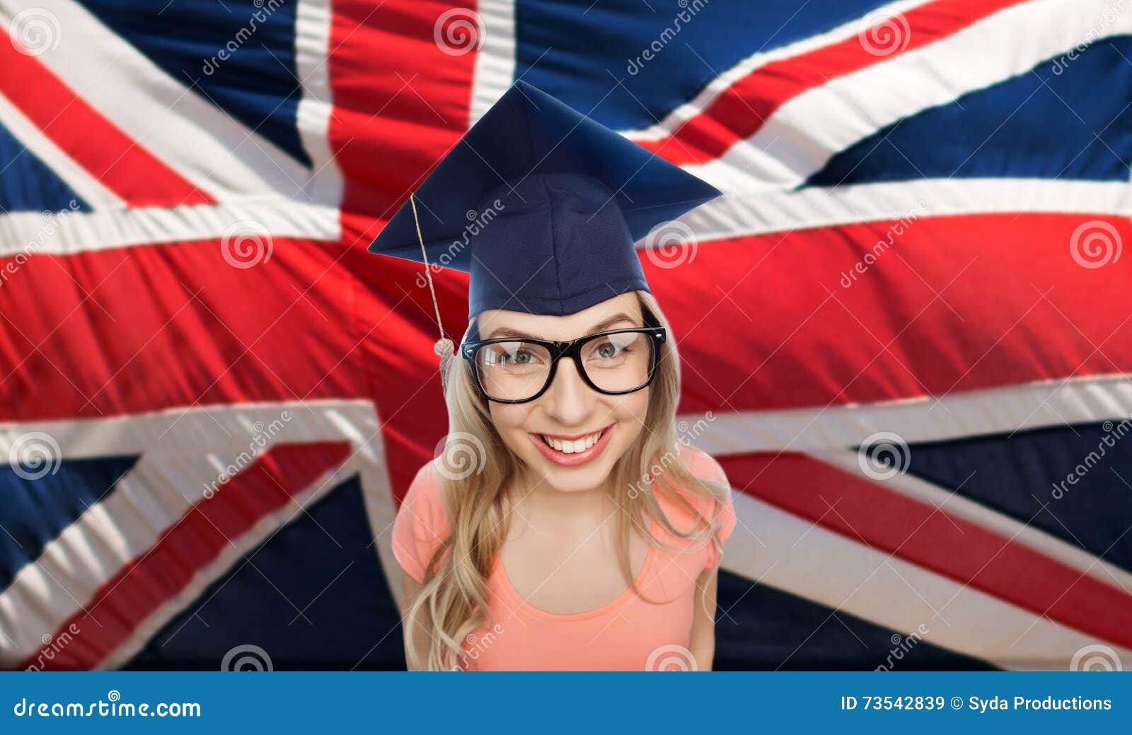 Английский по интервью со звездами. Студенты с английским флагом. Англичане студенты с флагом. Девушка на фоне Британии. Девушка с английским флажком.