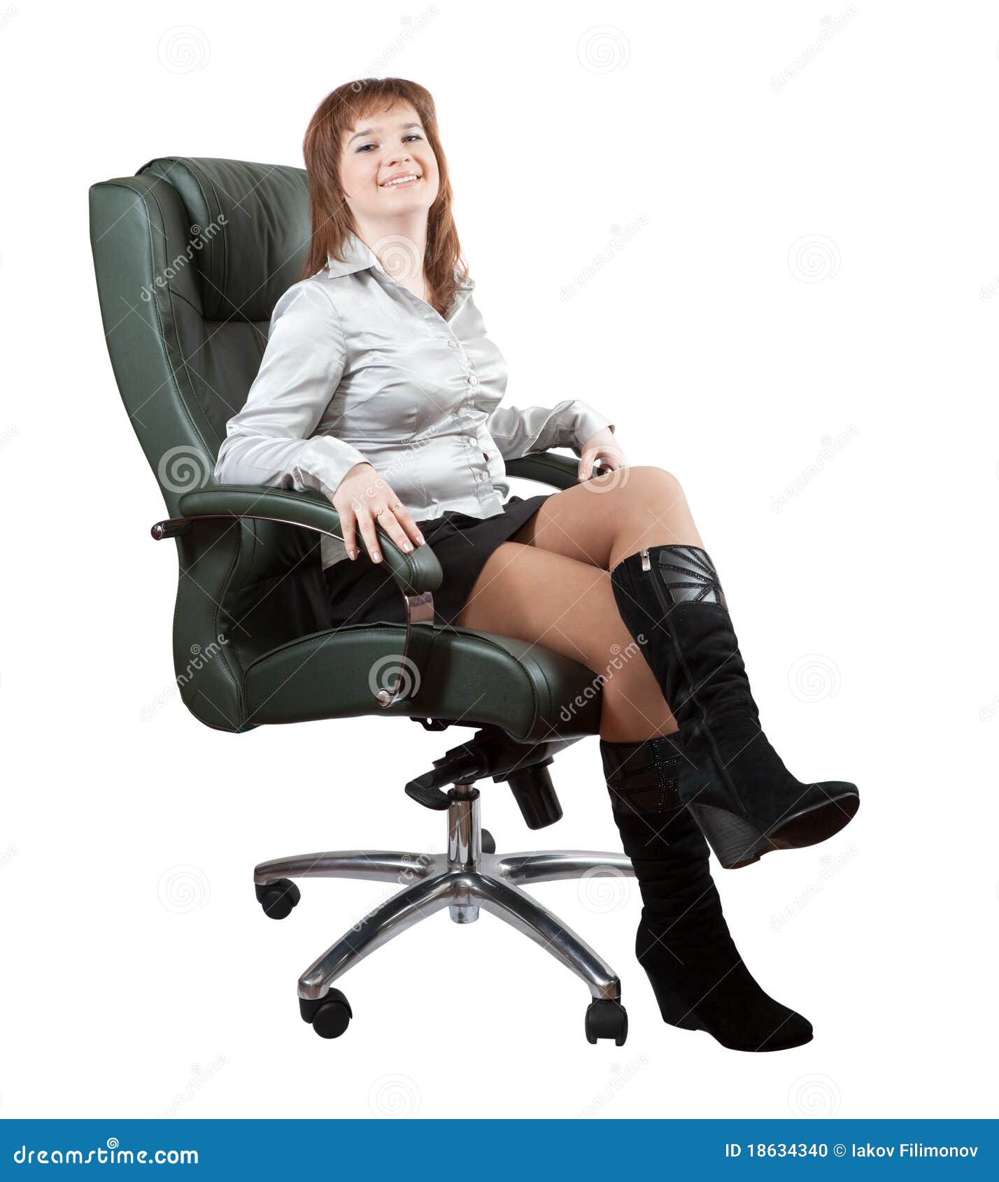 Ноги в юбке сидя. Женщина сидит в кресле. Женщина на стуле. Взрослая женщина в кресле. Женщина сидит в офисе.