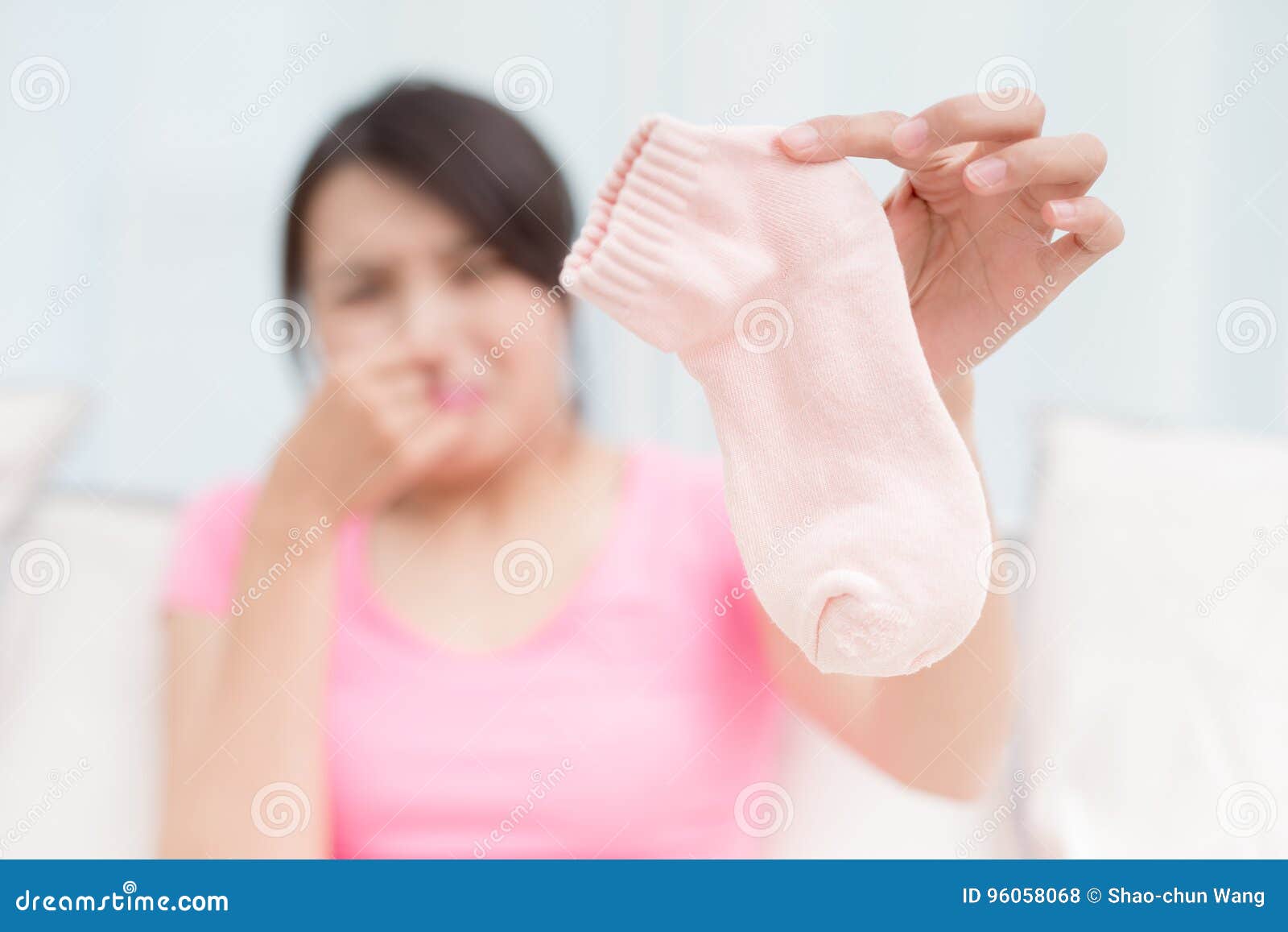Почему пахнут носки. Вонючие женские носки. Женские носки воняют. Запах женских носочков. Носки женские с запахом.