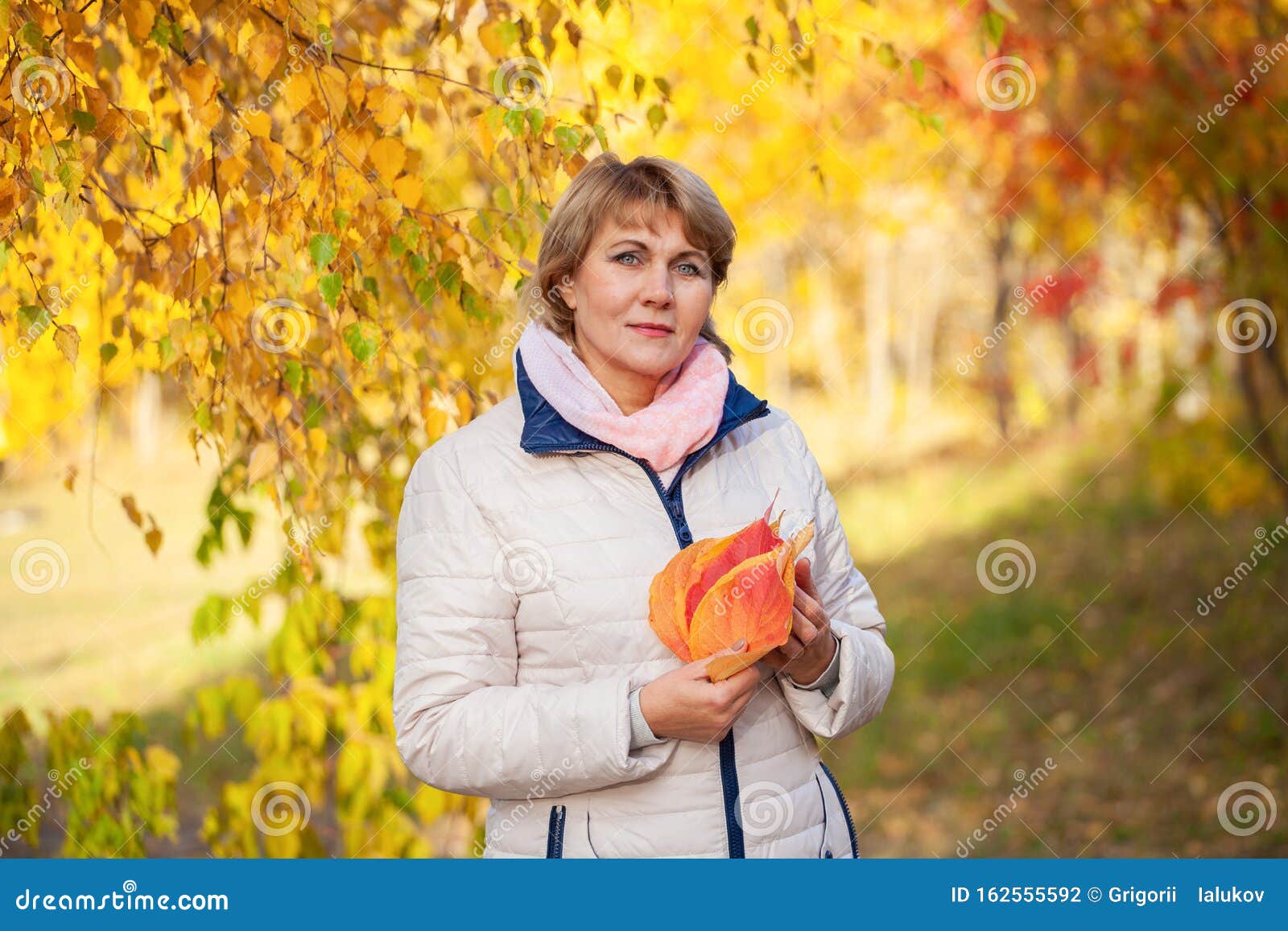 Фото В Парке С Листьями