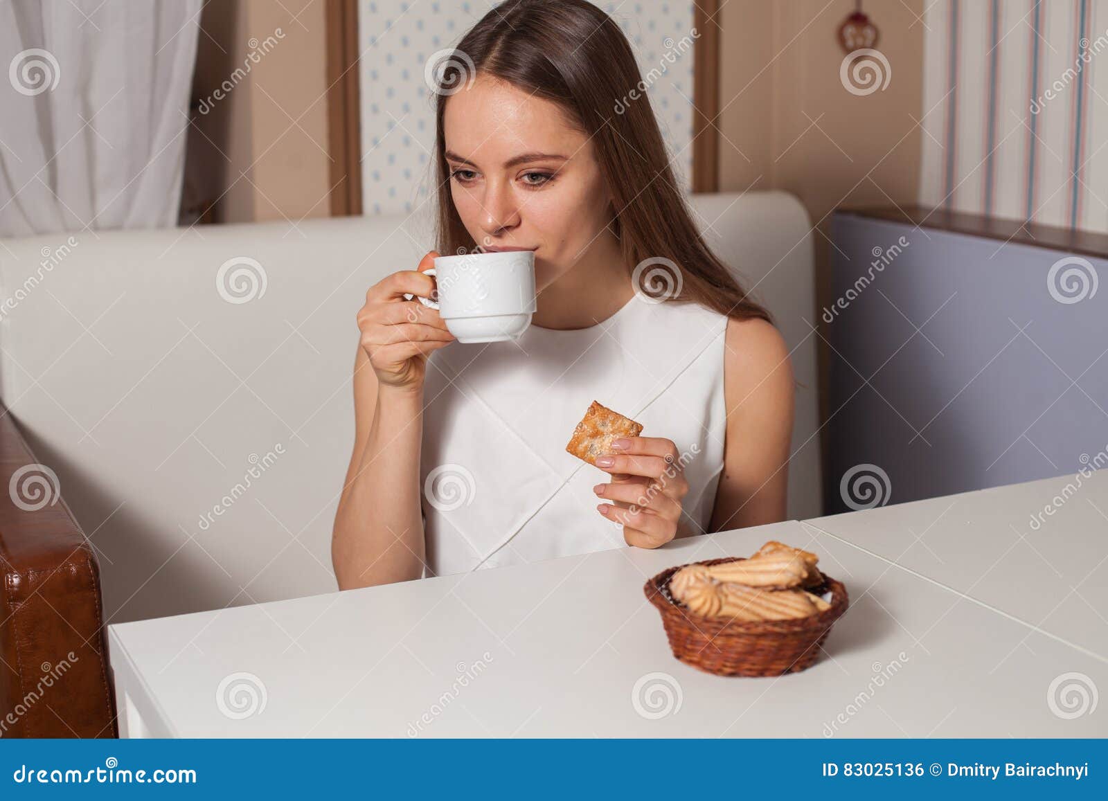 Чай пью с печеньями. Пьет чай с печеньем. Девушка пьет чай с печеньем. Ест печенье с чаем. Компания пьет чай с печеньем.