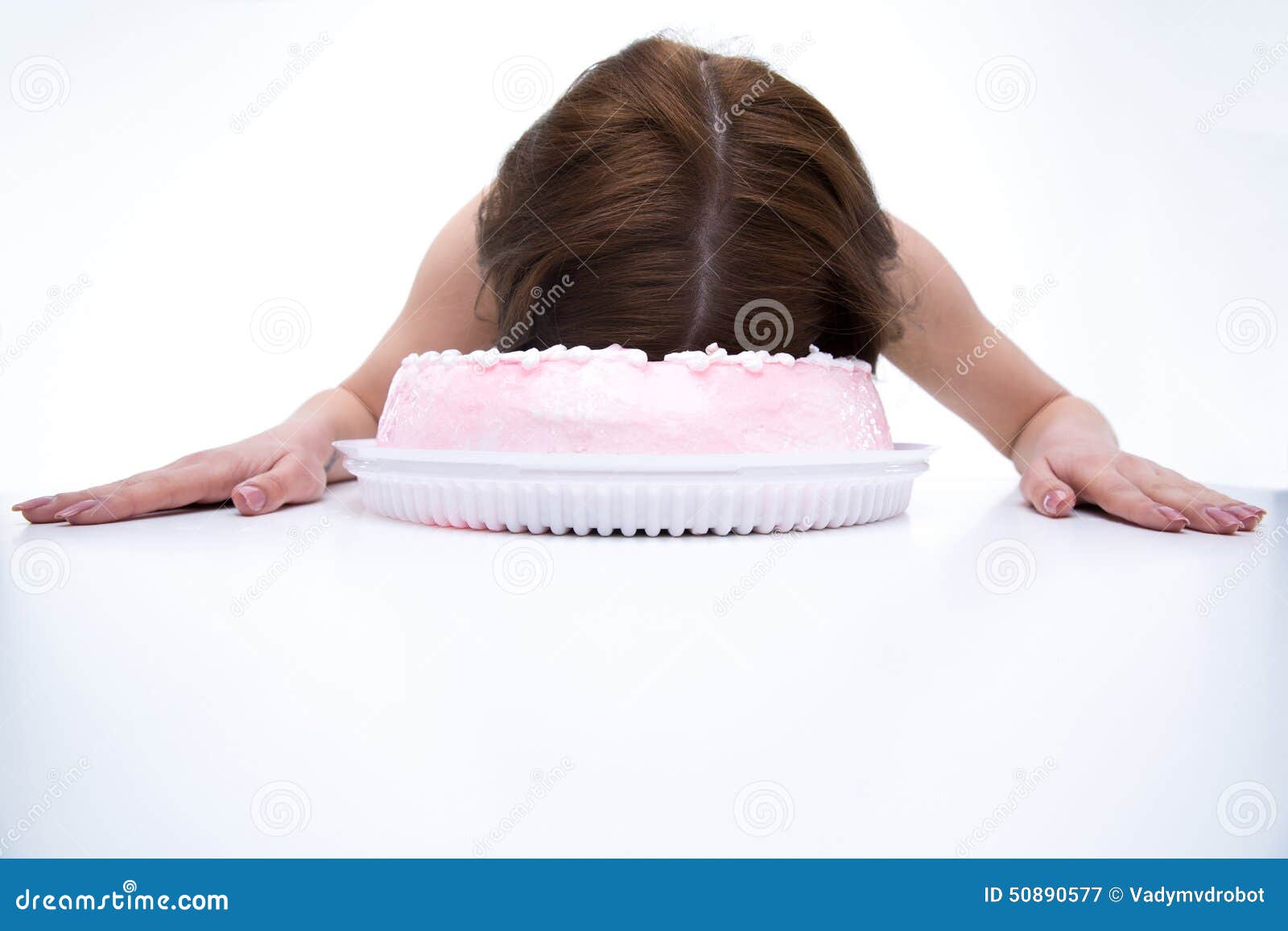 Девушку ткнули лицом в торт штырь