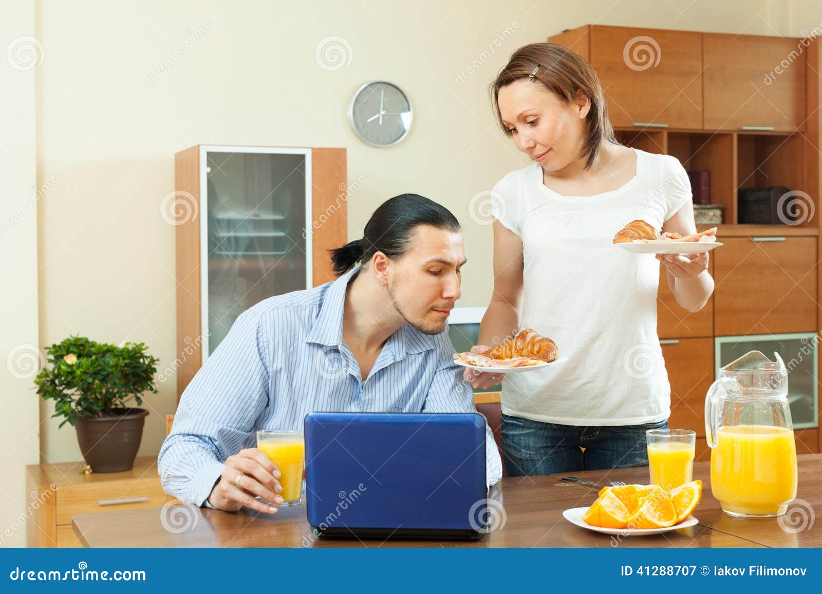 Жена принесла мужу видео. Супруги завтракают. Пара завтракает на кухне. Фотосессия с мужем на тему завтрак. Муж жена и дети завтракают.