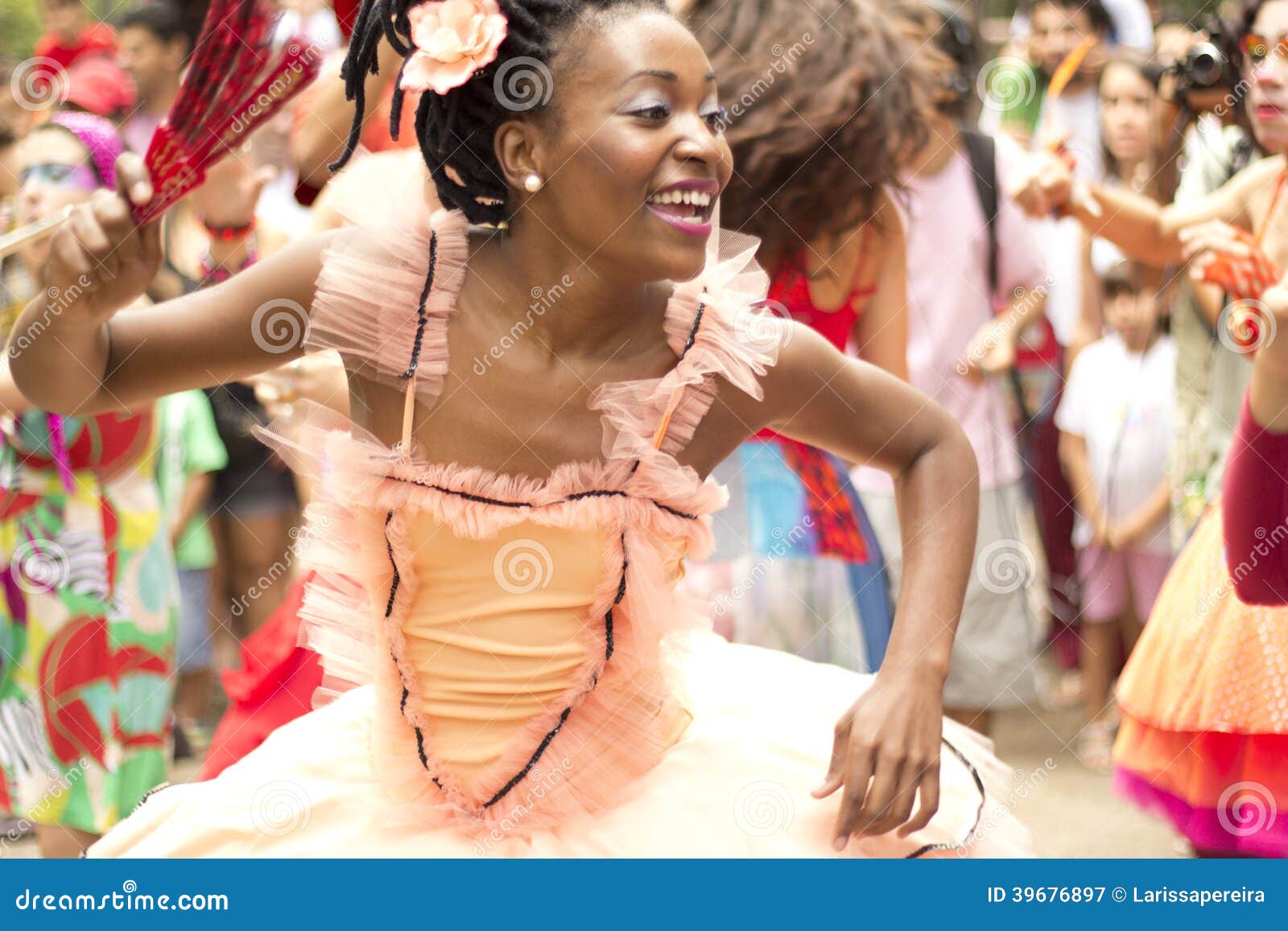 She ride like a carnival. Бразилия Ламбада. Танец carimbo в Бразилии. Танец индейцев каримбо. Кубинская женщина танцует.