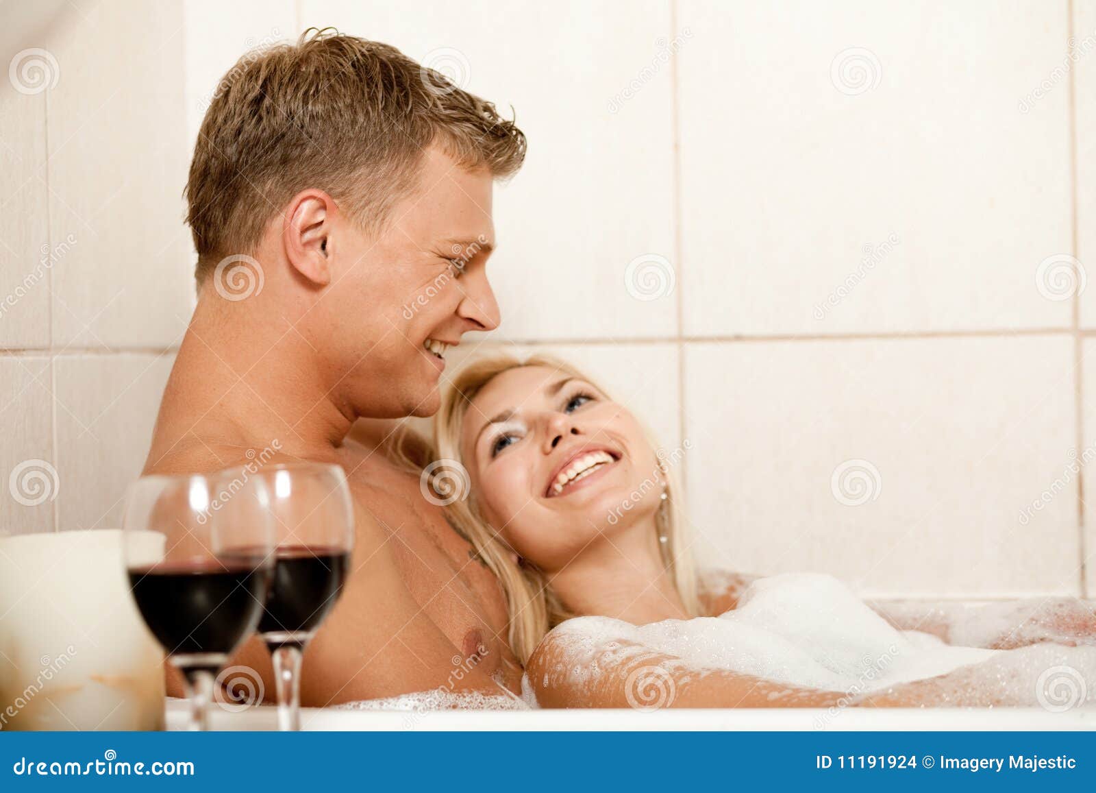 Жена с другом в ванной. Мужчина и женщина в ванне. Влюбленные в ванной. В ванной вдвоем. Любовь в джакузи.