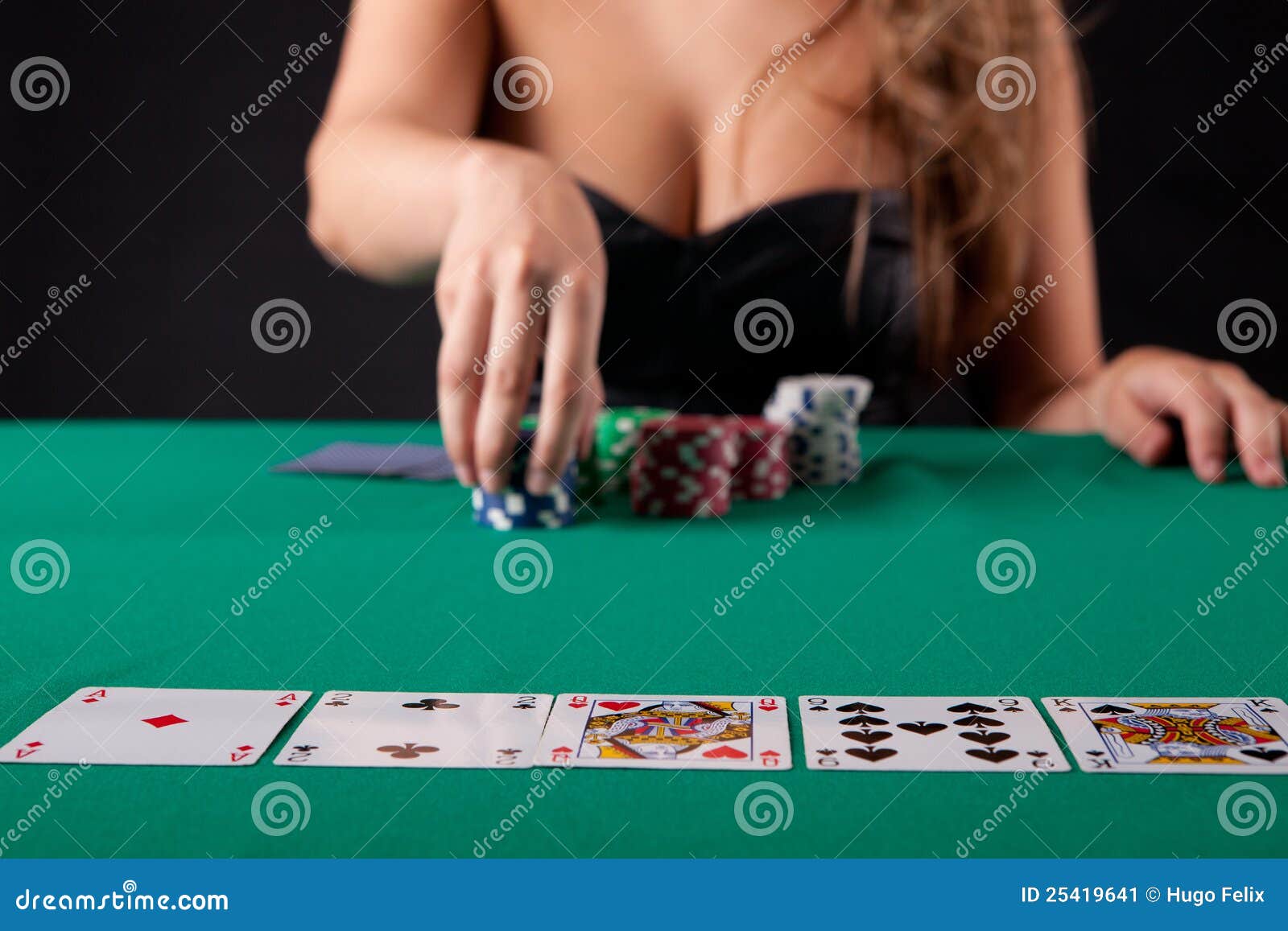Игра покер на раздевание. Покер девушки. Красивые дамы в покере. Красивая девушка крупье в Покер. Покер Эстетика.