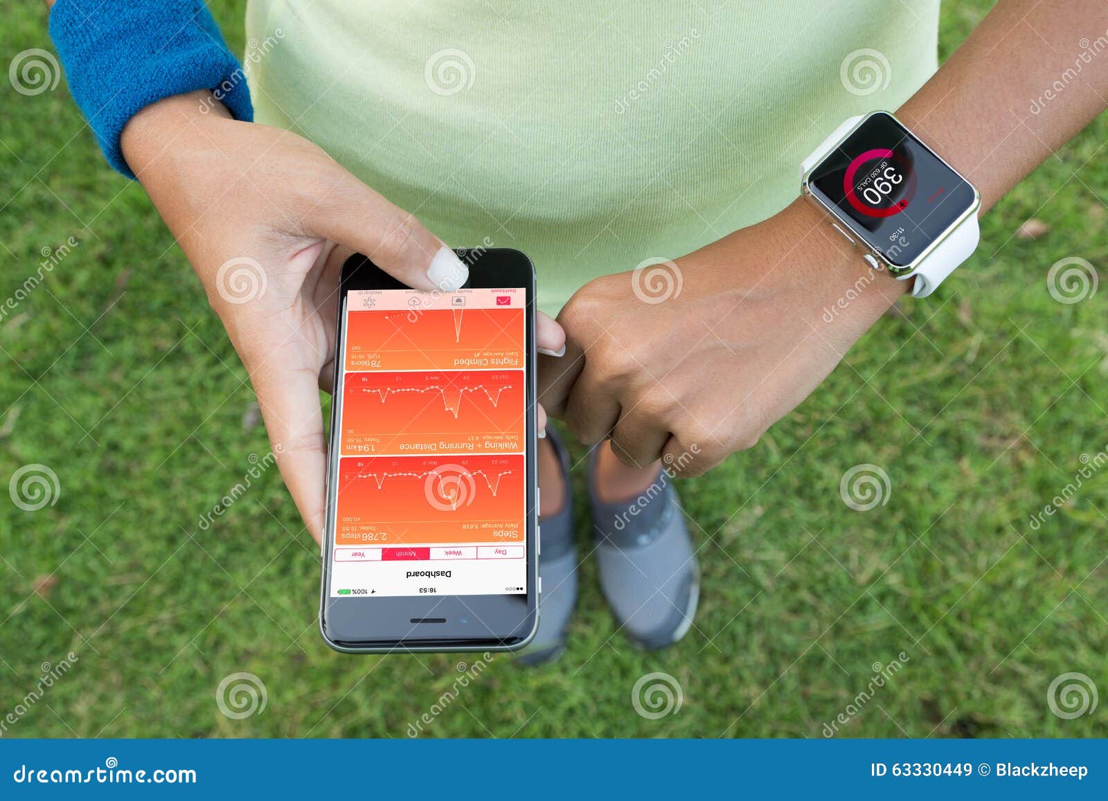 Женщины используя Iphone 6s и вахту яблока проверяют здоровье App  Редакционное Стоковое Изображение - изображение насчитывающей тренировка,  электронно: 63330449