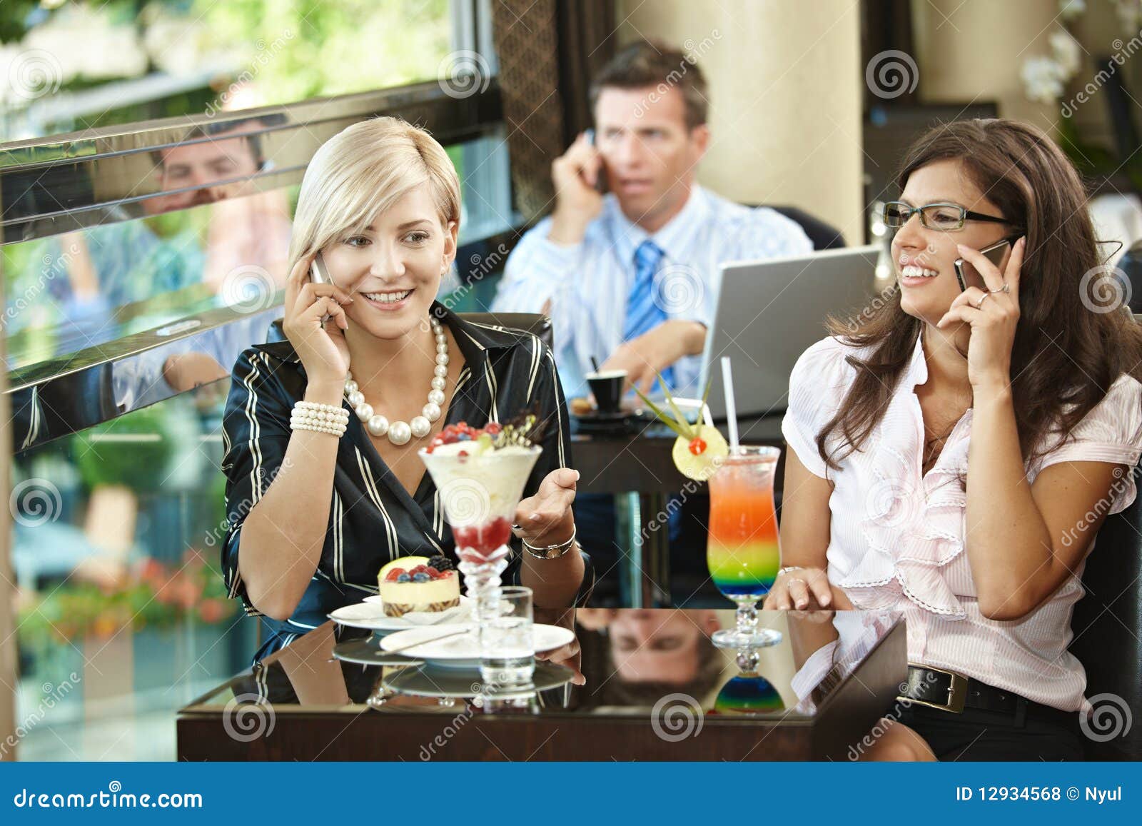 Она тоже телефон. Разговор в кафе. Девушки беседуют в кофейне. Человек сидит в телефоне в кафе. Встреча девочек в кафе.