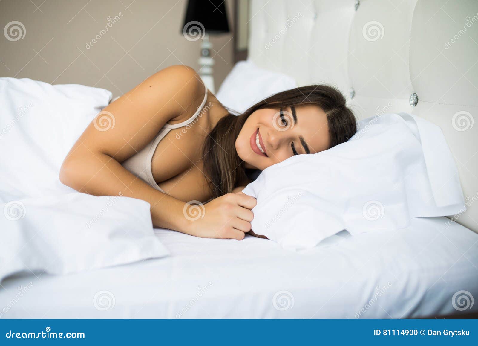 Удовольствие женщины в постели. Ухоженные женщины в постели. Холеная женщина в постели. Красивые ухоженные женщины в кровати. Деликатные дамы в постели.