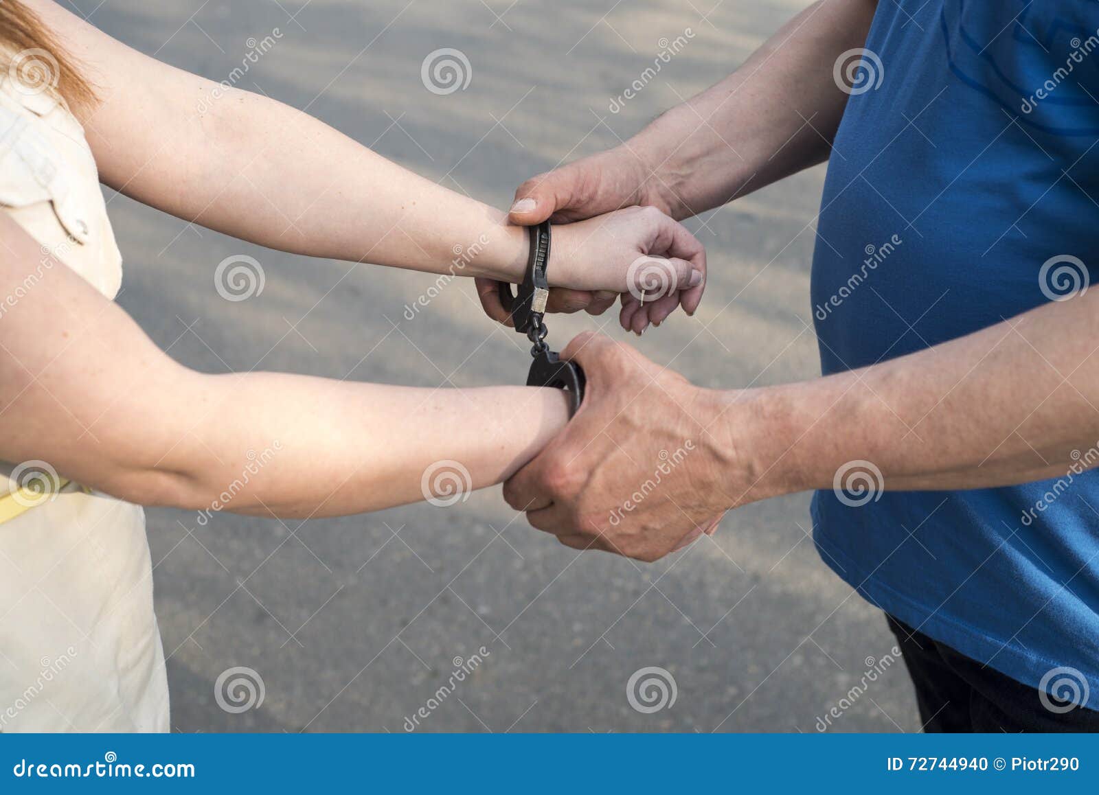 Парень надевает наручники. Надевают наручники. Задержанный в наручниках. Наручники полицейские на руках.