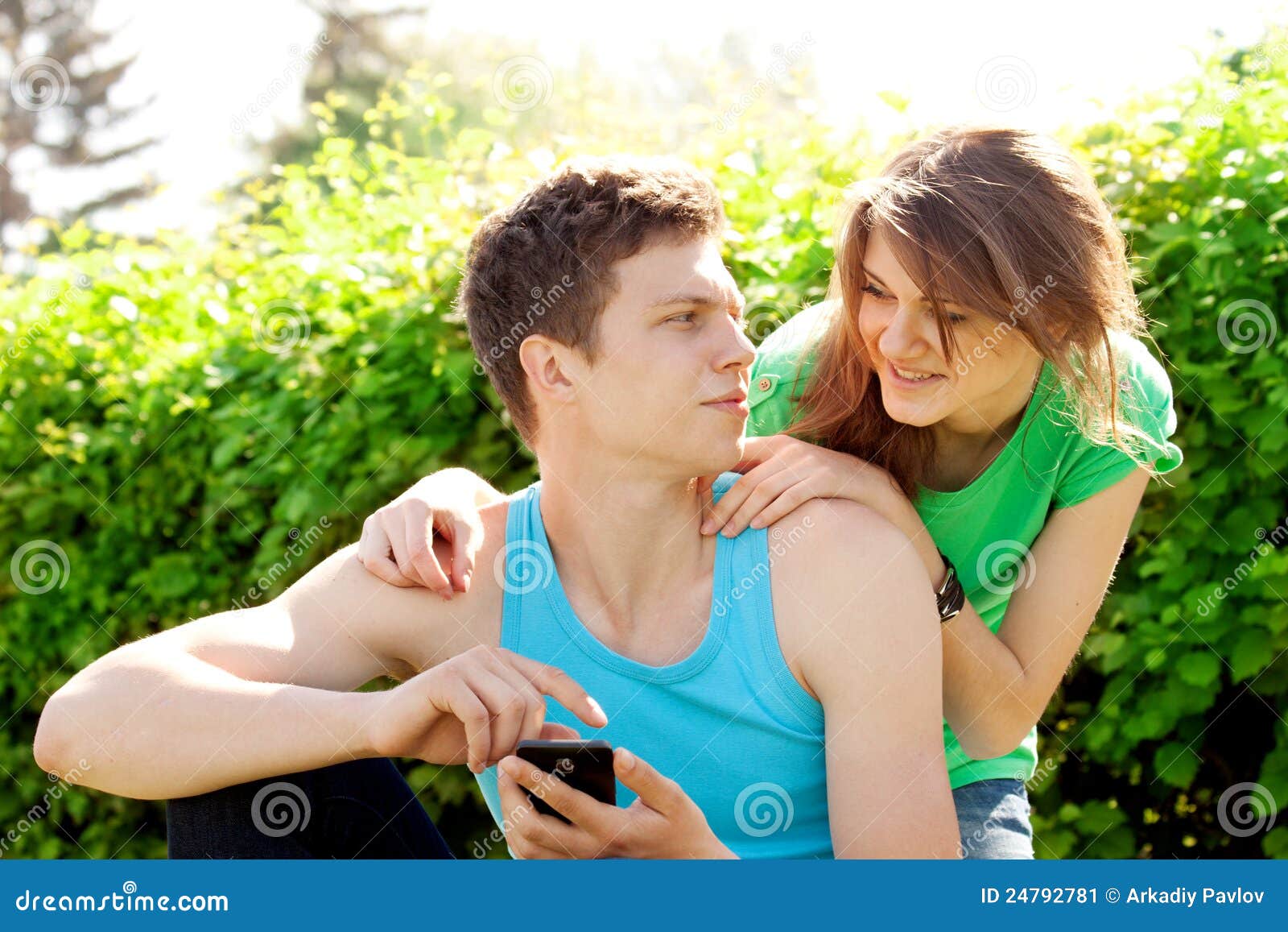 Парень и девушка начали встречаться. Игры на природе между мужчиной и женщиной. Отношения между парнем и девушкой в подростковом возрасте. Работа над отношениями картинка. Влюбленные молодежь jpg.