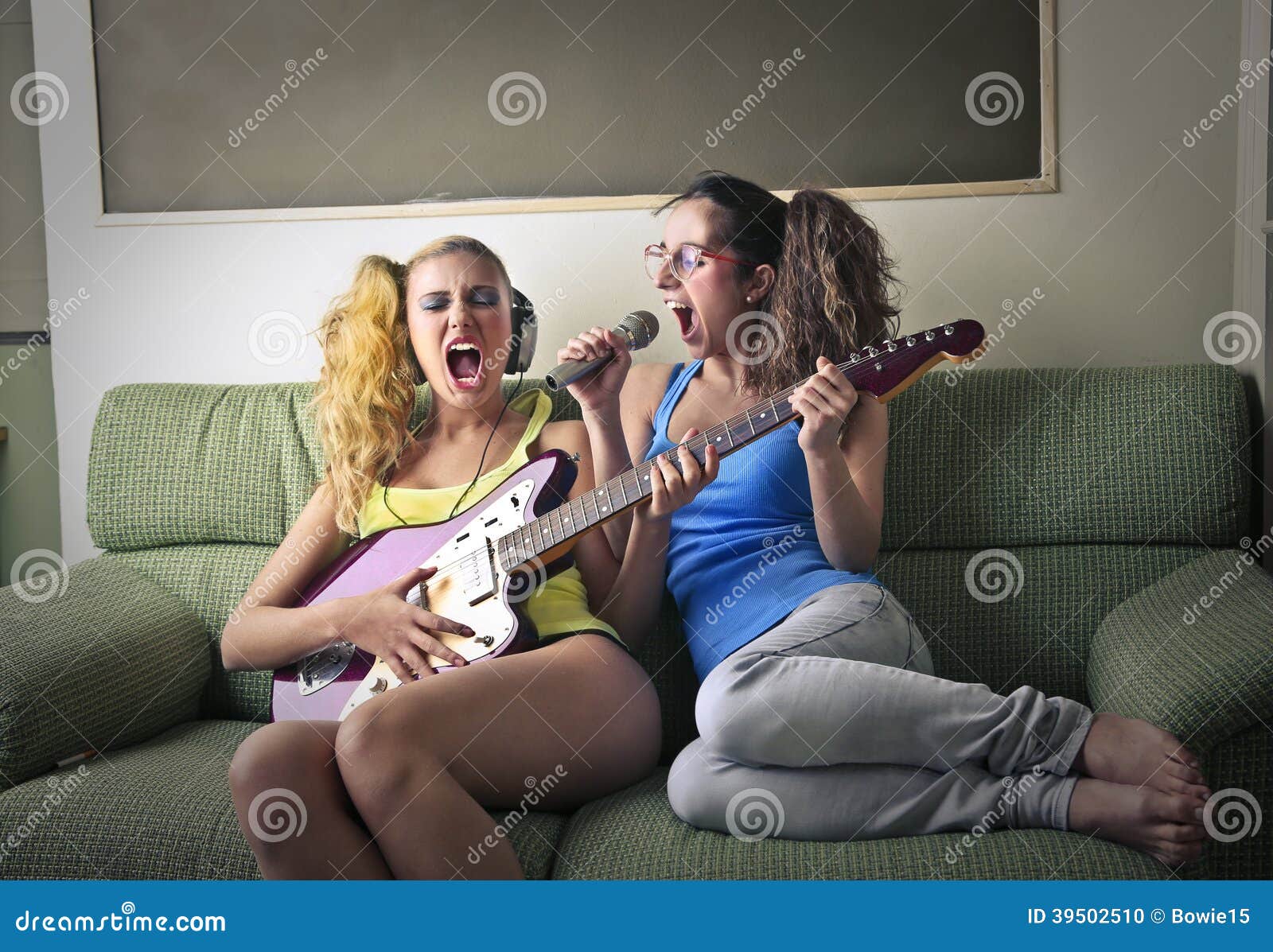 Другое пение. Поющая тетка. Одна играет другая поёт. Девушка поет друзьям. Подростки дома играют на гитаре и поют.