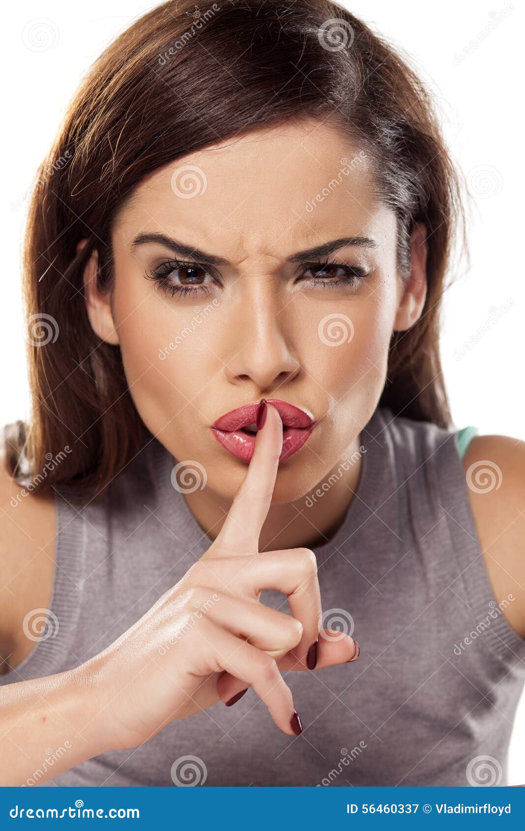 Секрет во рту. Девушка прислонила палец к губам. Палец во рту у девушки. Указательный палец у губ.