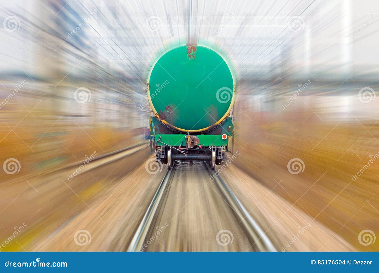 Звук движущегося поезда. Грузовой поезд Измайлово. Мяч неподвижно лежавший на полу вагона движущегося поезда. Столик в вагоне.