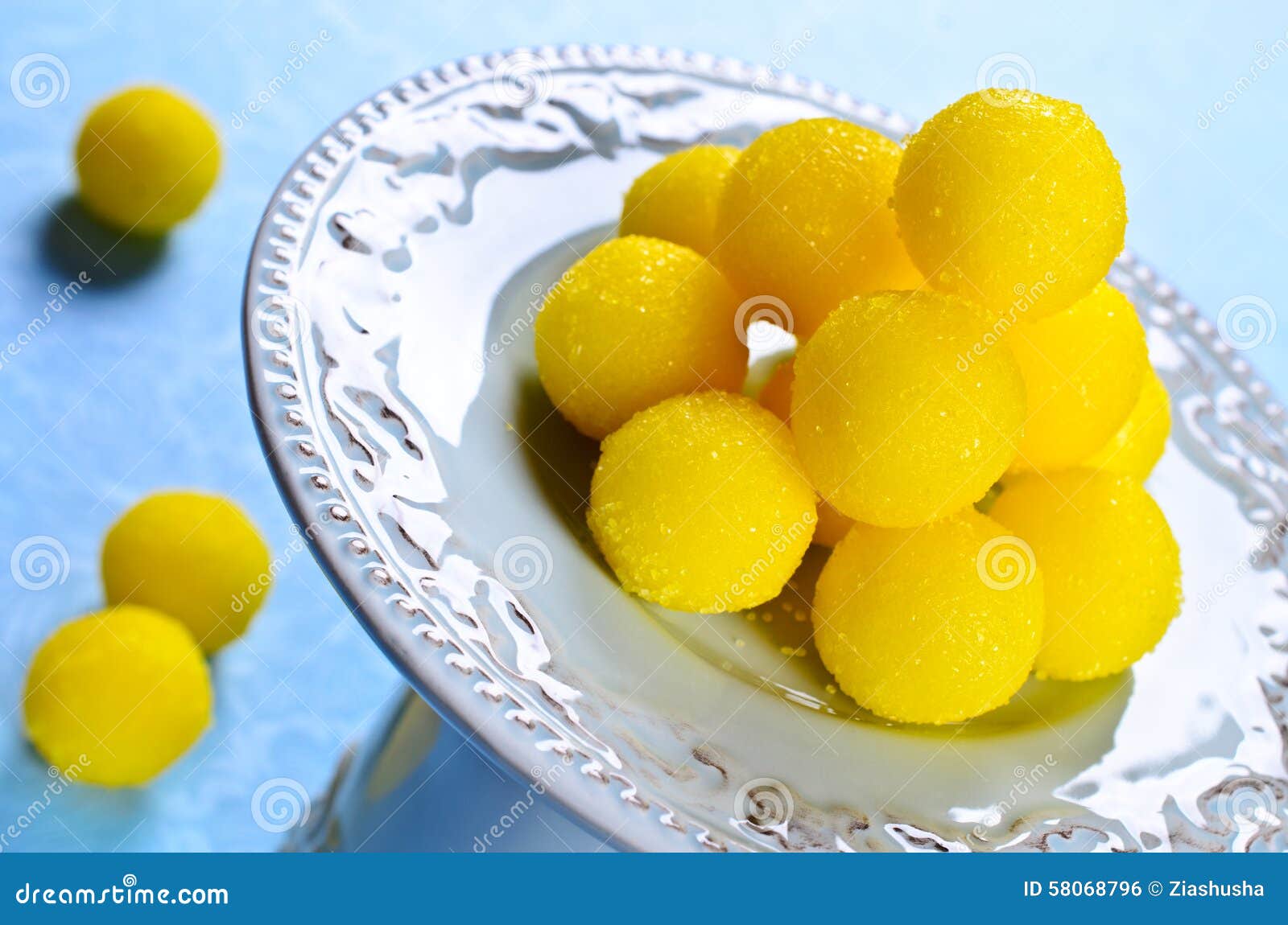 Лимонно желтая конфета